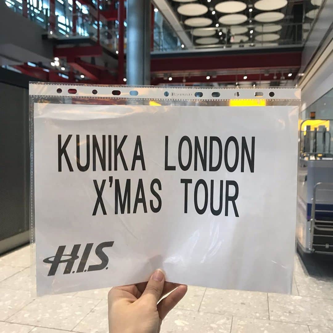 KUNIKAさんのインスタグラム写真 - (KUNIKAInstagram)「H.I.S.さんとのロンドンクリスマスツアー6日間、あっという間に終わってしまいました🇬🇧🎄﻿ ロンドンが一層キラキラと輝く素敵なシーズンにツアーが開催できて、本当に嬉しかったです。﻿ そして全国各地からご参加くださった皆様、本当にありがとうございました！﻿ 一緒にロンドンを巡れてとても楽しかったです❤︎ ﻿ このインスタグラム、ロンドン生活中は旅写真を載せてましたが、日本に帰国してからはクッキー画像で統一してたので、どうしよう...と考えクッキーをロンドンに持ってきてみました。﻿ (インスタをどうやって投稿していこうかちょっと迷い中。。旅の写真も好きだし...旅写真のアカウントを別で作ろうかな。)﻿ ﻿ なので画像はクッキーですが、少しずつツアーの思い出を添えて更新しようと思います🇬🇧﻿ ﻿ 初日は午後にロンドンに着いたので、少し休憩したあと夜ご飯をコベントガーデンにある @rockandsoleplaice にフィッシュ&チップスを食べに行きました。﻿ 前回のツアーで行った @mayfairchippy もお洒落で美味しくてお勧めですが、今回はクリスマススポットをいかに盛り込むかを考え、こちらの老舗店を選びました。﻿ やっぱりすごいボリューム! そしてここはチップスがジャガイモそのものでとても美味しいのです。﻿ 店内もクリスマスのデコレーションがされていました🎄﻿ ﻿ コベントガーデンの巨大クリスマスツリーを見たり、賑やかなアーケードのイルミネーションや、七つの通りが交差するSeven Dialsもクリスマスデコレーションが綺麗なので、皆さんで写真を撮りながらお散歩しました。﻿ 始まるとあっという間に終わってしまうのをかみしめつつの1日目。 ﻿ こんな感じでロンドンクリスマスツアーレポート書いていきたいと思います🧸﻿ ﻿ ﻿ ﻿ #kunikalondonxmastour #artofkunika #sugarcookies #decoratedcookies #cookieart #decoratedsugarcookies #royalicing #royalicingcookies #cookiedecorating #customcookies #cookiesofinstagram #cookiedesign #cookieartist #instacookie #london #londonchristmas #leadenhallmarket #coventgarden #アイシングクッキー #ロンドン #ロンドンツアー」12月5日 21時36分 - _kunika_