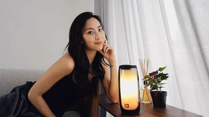 ソニアのインスタグラム：「I know you must be rushing your Xmas shopping and I’m here to help! 🎁@jbl_sg wants you to enjoy flash deals and complimentary gifts at the JBL Store this weekend on the 7th & 8th Dec (Takashimaya, 1-3pm) and 22nd Dec (Tangs Orchard, 3-5pm), only during those specific timings! . Don’t miss it! I’ll be there on all three days to shop with you! You can even purchase the brand new, gorgeous JBL Pulse 4 (as seen here) and get a pair of wireless earphones for free! See you there 🥰  #JBLsingapore #JBLpulse4」