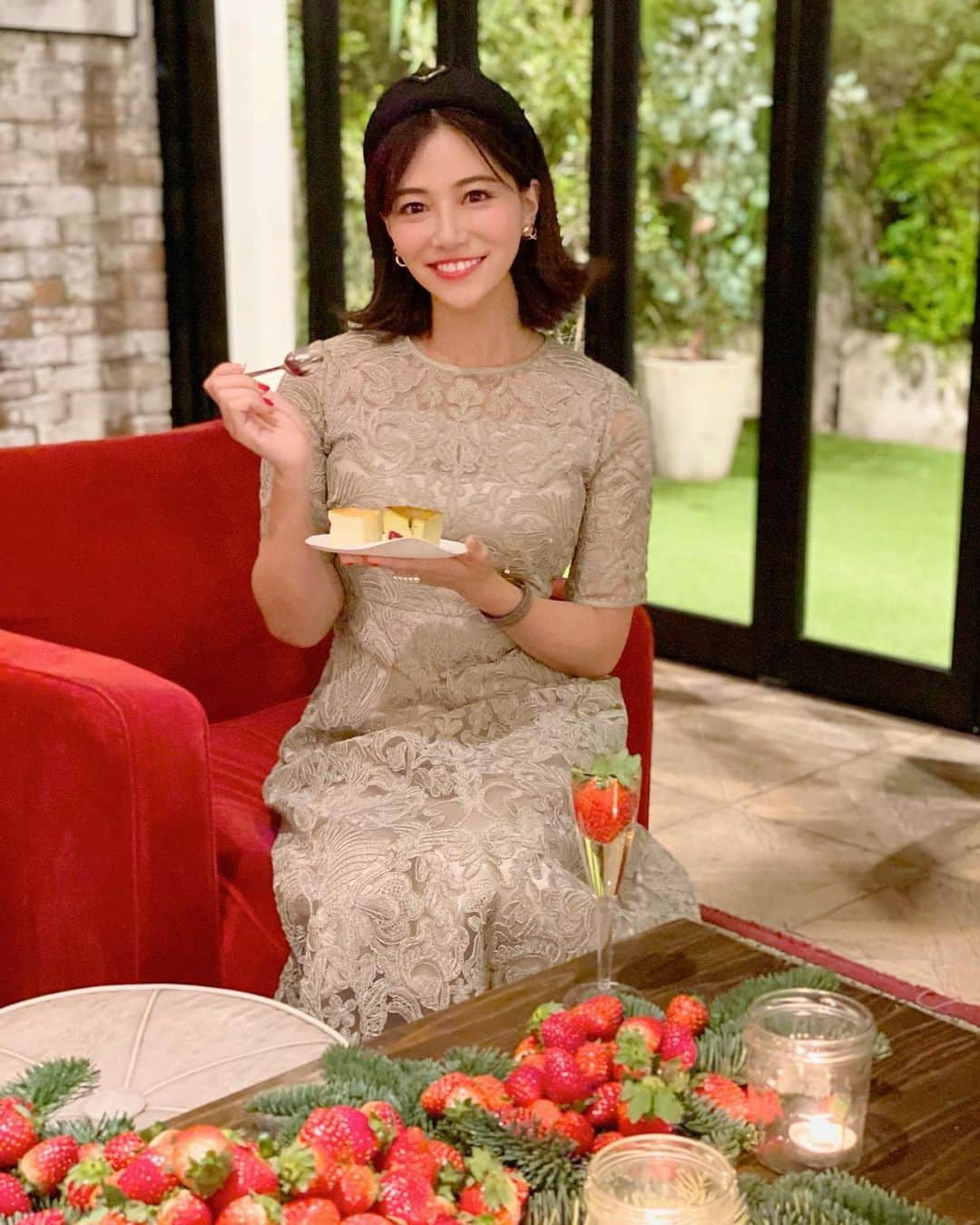 石井里奈さんのインスタグラム写真 - (石井里奈Instagram)「こんばんは💕 . 今夜は里奈ログ🙈🍓 . なっちゃんと大好きなmr.cheesecakeを食べにいってきたよ🍰 . クリスマス限定フレーバーのストロベリーピスタチオを一足お先に😋😋 もうね、最高に美味しかった〜🥺🥺💕 . そして山盛りの苺🍓食べ放題で幸せすぎました😋😋💕 . コーデは @celford_official のコード刺繍レースワンピース👗 . 完売している人気ドレスで @stylevoice_official 限定のMINTカラー ❤️これからクリスマスでクリスマスデートのお洋服考えてる方、このドレス形も可愛くて上品でとってもおすすめです💕 . 今日もお疲れ様でした🍓 . #chiristmas #xmas #クリスマスデート #渋谷 #shibuya #fashion #ファッション #ドレス #ここでしか買えないもの #stylevoice #スタイルヴォイス #スタボ #セルフォード #celford #ドレス #クリスマスコーデ #りなまるグルメ #チーズケーキ #cheesecake #mrcheesecake #スイーツ #クリスマスケーキ #dress #クリスマスデート #カチューシャ #christmascake #コーデ #コーディネート #ドレスアップ #strawberry #苺 #いちご」12月5日 21時39分 - ri7tin1025