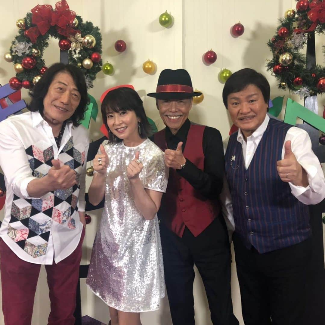 森高千里さんのインスタグラム写真 - (森高千里Instagram)「FNS歌謡祭🎵見て頂けましたか〜？﻿ ﻿ 今回はCHEMISTRYのお2人と初コラボで『SNOW AGAIN』を﻿ ドラムを叩きながら歌いました！﻿ 緊張しましたが、頑張りました。CHEMISTRYの歌声素敵でしたよね〜✨✨✨﻿ ﻿ 大先輩のアリスの皆さんとの写真です！！ 何度もお会いしてますが、初めて写真を撮らせて頂きました。﻿ 一緒に撮ろう！と言って頂き嬉しかったです！！﻿ ﻿ #chisatomoritaka﻿ #森高千里﻿ #FNS歌謡祭﻿ #CHEMISTRY﻿ #アリス」12月5日 21時39分 - chisatomoritaka_official