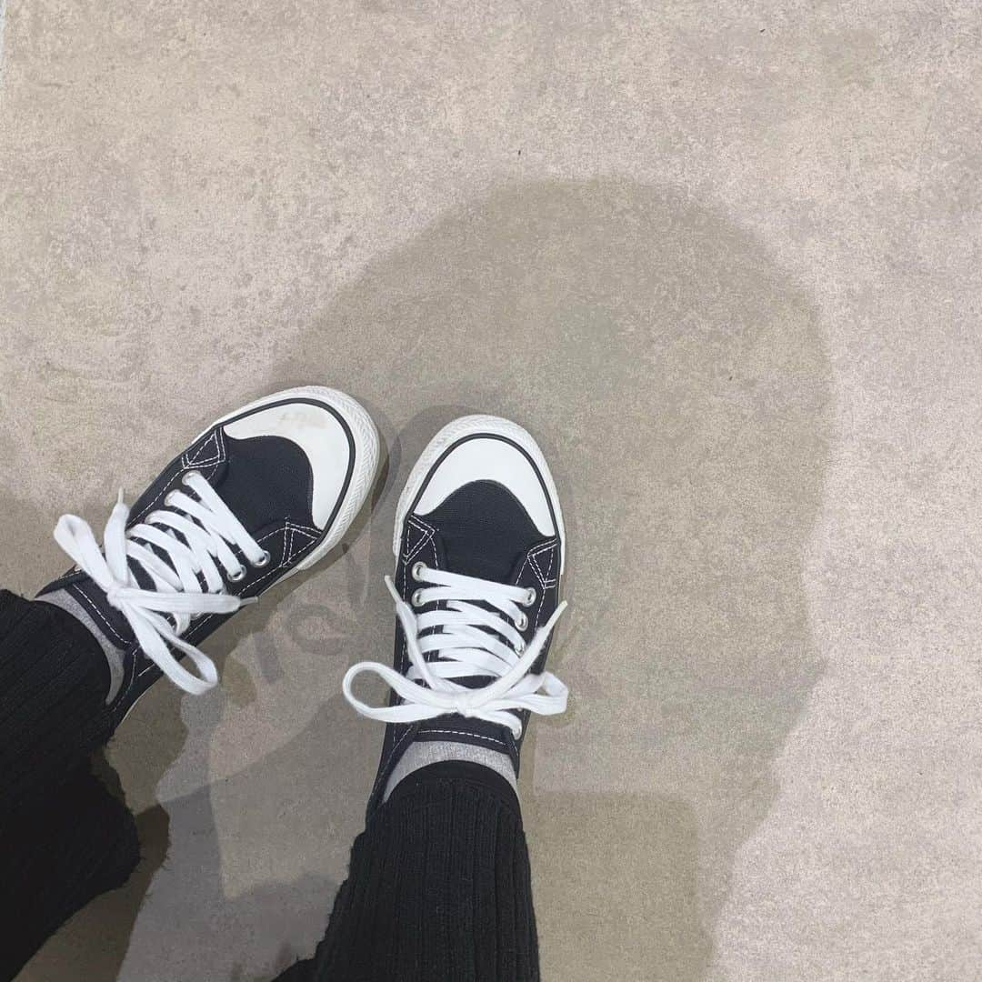 鏑木梨奈さんのインスタグラム写真 - (鏑木梨奈Instagram)「. . #ワークマン女子 デビュー👟 . ワークマン、ワークマンって耳にしてて ググッたらなんと スニーカー980円ですって。 . いや、めちゃくちゃ可愛いじゃん。 . . #BAILA で知ったのかな？ . 買いに行ってきました♡ . #コンバース をちょうど新調しようと してたのでこっちでいいじゃん！って。 . 履き心地は全然文句なし。 . しかも軽いしあの〜 靴ひもの質がちょうどよいの。 . この写真の通りリボン結びが 綺麗に保ってくれるような ちょうどいい硬さ？柔らかさ？なに？？ . とにかく980円なら汚れても また買えばいいや！ってなるし 気楽に履けて可愛くて履き心地よいなんて . 最高♡ . 他にベージュもあったんだけど ベージュも買えばよかったと思うくらい！ . きゃわ〜 . . #ワークマン  #ワークマン最強説  #ワークマンデビュー  #スニーカー #プチプラ #ヒートテックみえてる #ダサすぎ #見えがち #程遠いインスタグラマー #グラマーぶる」12月5日 21時51分 - baby___rina