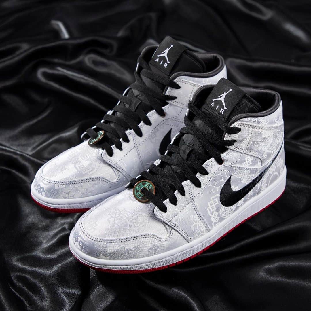 HYPEBEASTさんのインスタグラム写真 - (HYPEBEASTInstagram)「@hypebeastkicks: Take a detailed look at the @clot x Air Jordan 1 Mid "Fearless.” Inspired by the Chinese concept of Yin and Yang, the shoes features an upper crafted of a silver woven nylon material with a Silk Royale pattern that can be removed to reveal a black and gold premium leather construction. Detailing comes in the form of a fadeaway stitched Swoosh and Chinese coin bearing “乔1” attached to the black flat laces. Head to the link in our bio for details on its release. ⁠⠀ Photo: CLOT」12月5日 21時46分 - hypebeast
