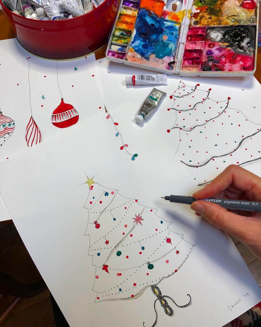 のインスタグラム：「来週の @SforShoko 展示会では、クリスマスモチーフの絵画を数点、展示販売します🎄✨今回はホワイトクリスマスをテーマに描いています。 私の絵を、お部屋にひとつひとつ増やしてコレクション下さっているお客様もいらして嬉しい限り。 展示会まであと一週間、まだまだ描きます🎨❣️」