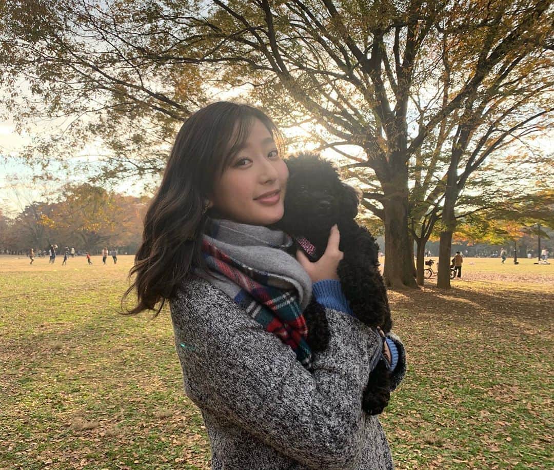 村上友梨さんのインスタグラム写真 - (村上友梨Instagram)「今年も1ヶ月切りましたね💞 12月に入ってすぐ、大好きな友達と公園でピクニックしました 🐶＋👯‍♂️＝☀️ なんともない日こそ幸せ🕊 寒い日が続きますが、皆さまお身体にはお気を付けください。」12月5日 21時47分 - yurimurakami.official