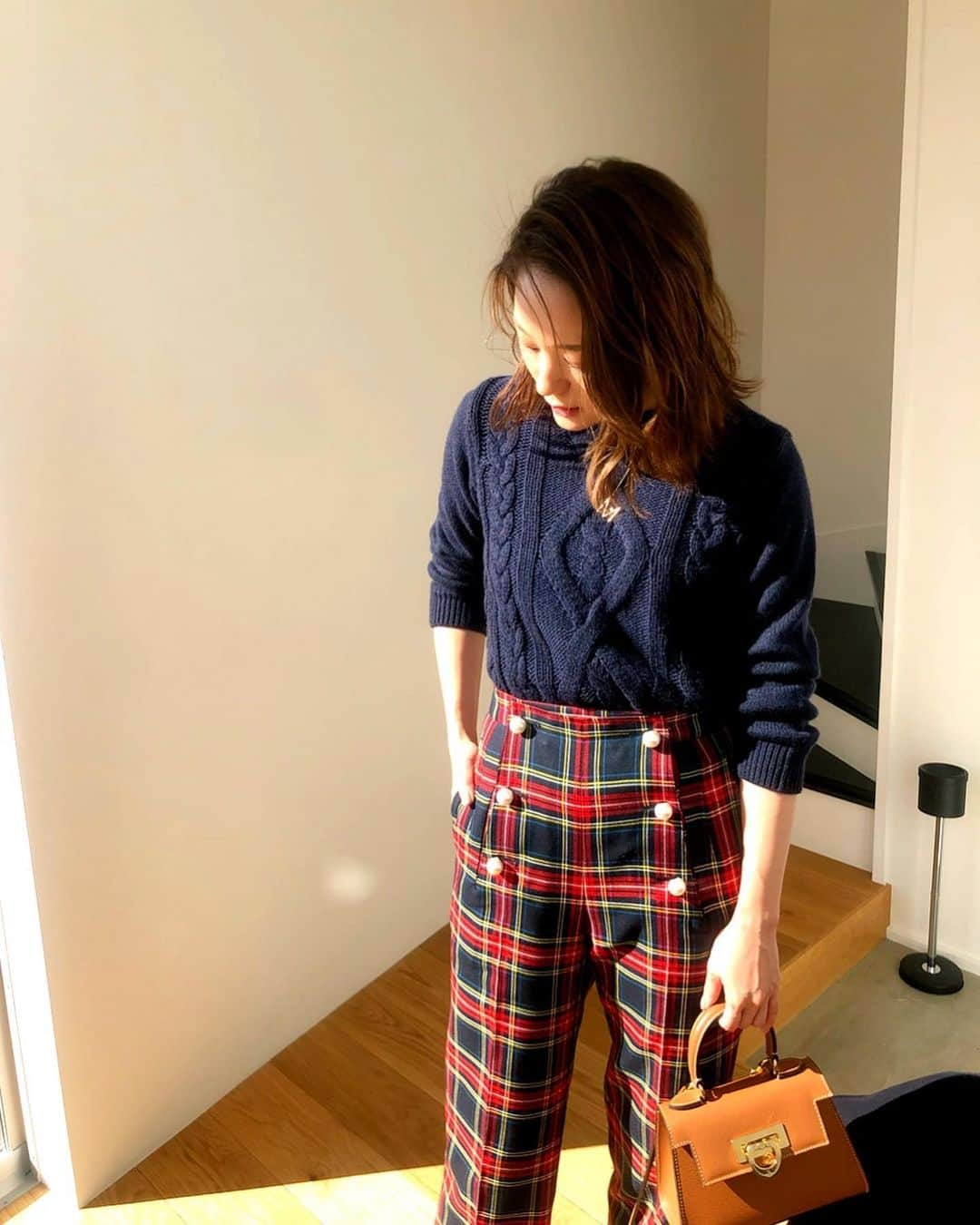 chayさんのインスタグラム写真 - (chayInstagram)「私服♡ knit..aquagirl pants..SEVEN TEN by miho kawahito bag..CARBOTTI accessory..CADEAUX パールボタンのチェックパンツお気に入り🥺 #aquagirl  #seventen #seventenbymihokawahito  #carbotti #cadeaux」12月5日 21時47分 - chay1023_official