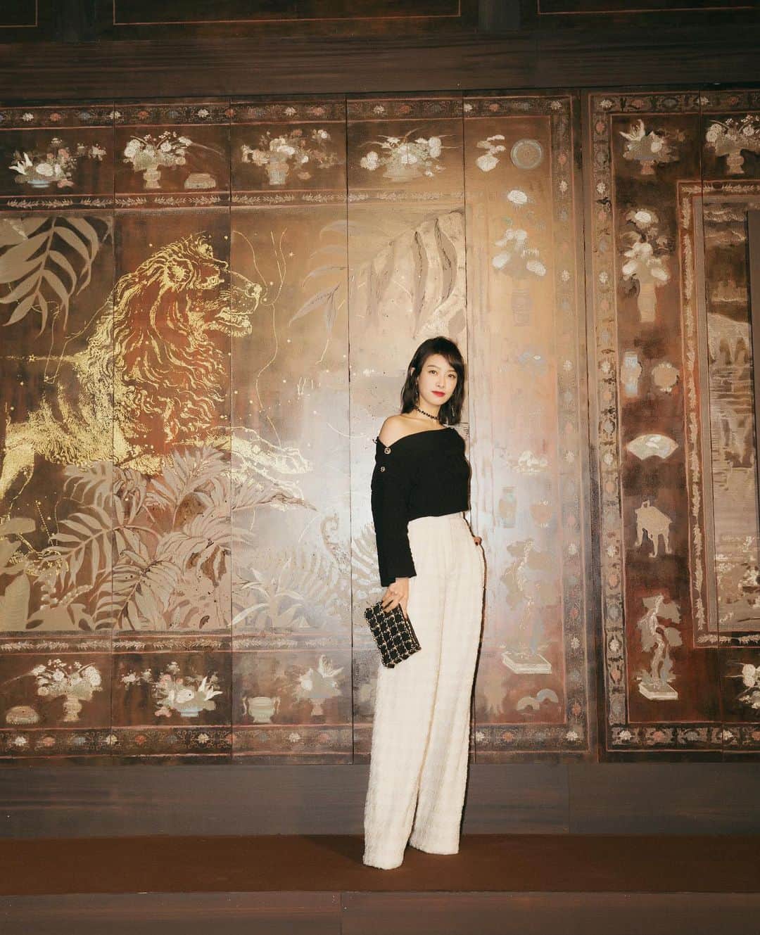 ビクトリアのインスタグラム：「Thank you @chanelofficial for inviting me to spend a special evening.❤️ #CHANELMetiersdArt #CHANEL」