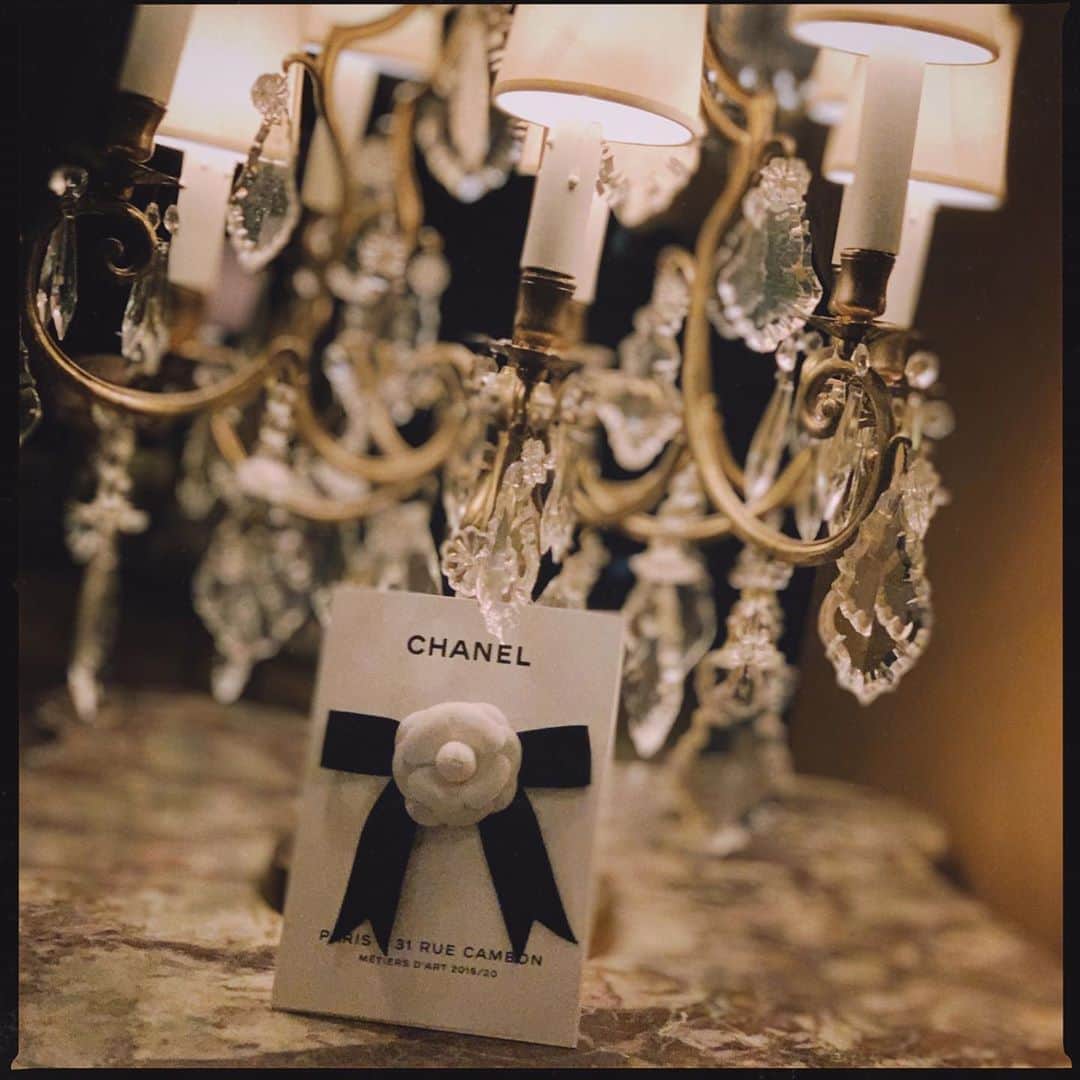 ビクトリアのインスタグラム：「#CHANELMetiersdArt #CHANEL @chanelofficial」