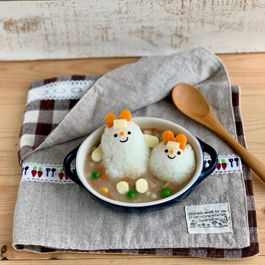 maki ogawaさんのインスタグラム写真 - (maki ogawaInstagram)「@pigeon_official.jp ﻿ さんの﻿ 『離乳食ぱくっとレシピ』　﻿ で、作成した温泉うさちゃんです。﻿ ﻿ うさちゃんが浸かっているのは﻿ ピジョンさん製品の﻿ 『いわしつみれの野菜なべ』﻿ です。﻿ ﻿ 自分が言うのもなんですが、﻿ ﻿ か、かわいい😍❤️❤️ ﻿ ﻿ 動画はもっとかわいい😍﻿ ﻿ @pigeon_official.jp さんのインスタから見られます。﻿ ﻿ いわしつみれの野菜なべ﻿ に浸かって、﻿ うさちゃんずがほっこりしてます✨✨✨﻿ ﻿  #離乳食 #かわいいごはん #赤ちゃんごはん #赤ちゃんパンケーキ #かわいい離乳食 #かわいい離乳食部 #babyfood #babyfoodideas #babyfirstfood #babyfirstfood #babyfirstfoodideas #foodstagram #yummy #instart #クッキングラム #料理好きな人と繋がりたい #レシピ #おうちごはん  #私のおいしい写真真 #おにぎり　#riceball #bunny #rabbit #babyfoods」12月5日 22時00分 - cuteobento