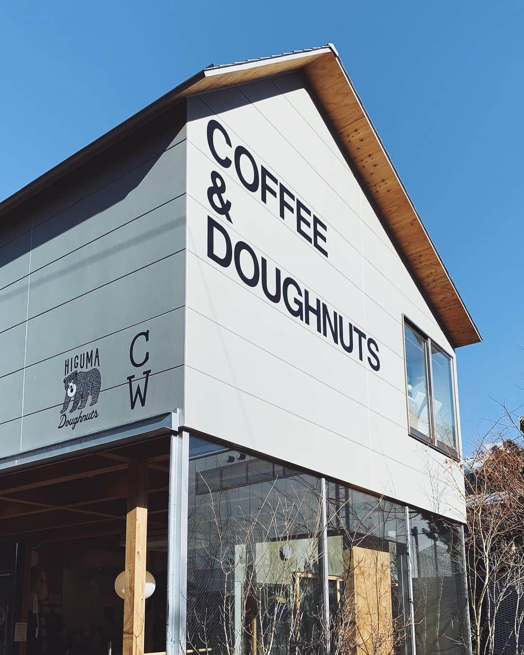 C A F E L O V E Rさんのインスタグラム写真 - (C A F E L O V E RInstagram)「HIGUMA Doughnuts × Coffee Wrights//表参道 ㅤ 表参道駅徒歩5分 ヒグマドーナツとコーヒーライツのコラボ店舗 特徴的な三角屋根の和モダンなお店 窓が大きく、明るくて開放的 天気の良い日は縁側のような 雰囲気のテラス席がおすすめ！ ㅤㅤ ☕️#higumadoughnutsxcoffeewrights #ヒグマドーナツxコーヒーライツ 📍#omotesando #表参道  撮影する際は、他のお客様、カフェにご迷惑がかからないようご配慮をお願いします。 素敵なcafe timeを♡」12月5日 21時54分 - _cafelover_