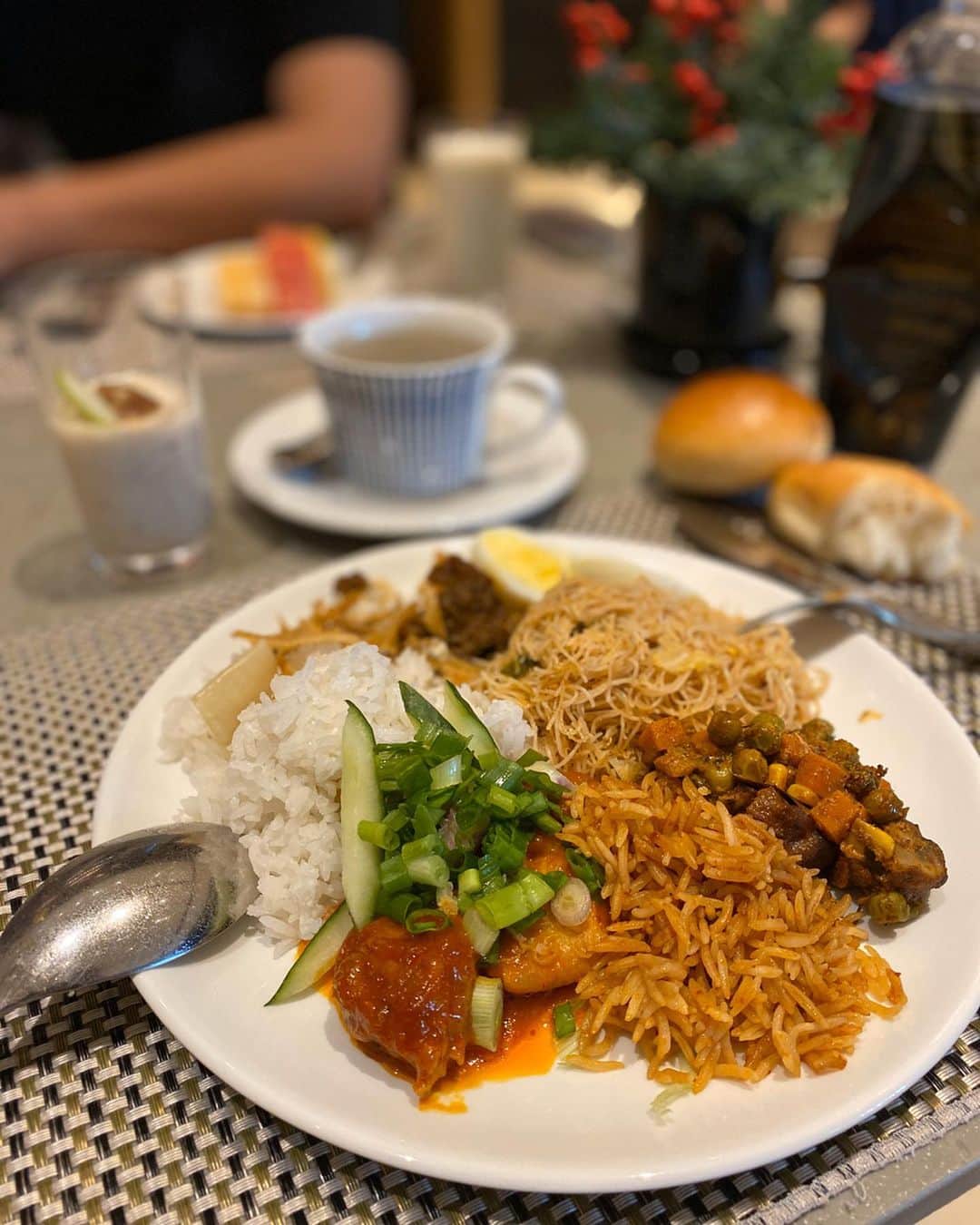 工藤ジェニファー茉侑さんのインスタグラム写真 - (工藤ジェニファー茉侑Instagram)「マレーシア旅行最終日🇲🇾 最後の朝食でたっぷりマレーシアフードを頂き、レイトチェックインでゆったり過ごしました☺️ ６泊なんてあっという間だったなー。 毎日マッサージしたり沢山食べても物価安くて助かった🤗色々訪れた国の中でもわりと好きだったかな😇  また食事などは詳しく載せますね〜🍗❤️ I really enjoyed my first trip to Malaysia. I had great Malaysian breakfast and stay at EQ hotel. Im gonna post the good restaurants I went later. Going back to Tokyo now!  #アジア旅行　#travelasia #asiatrip #クアラルンプール #クアランプール　#クアラルンプール旅行 #kl #kualalumpur  #asiangirls #japanesegirl #グルメ好きな人と繋がりたい #海外旅行  #旅行写真 #たびじょ #tripstagram #旅行好きな人と繋がりたい #旅好きな人と繋がりたい #旅行写真 #traveloften #travelphotography #vacation  #タビジョ #旅好きと繋がりたい #マレーシア　#マレーシア旅行　#マレーシア観光 #malaysianfood #kualalumpurtrip #malaysia #asia #travelgram @gucci」12月5日 21時55分 - jennifermayu_s
