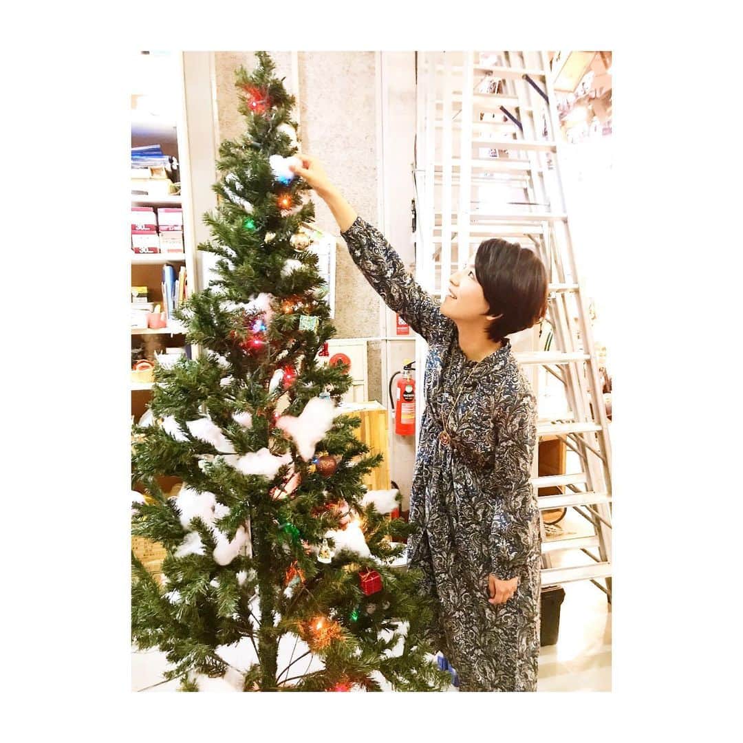 のインスタグラム：「今日の#かごしま4 のスタジオ。 すみっこで大道具さん達が着々と#クリスマスツリー🎄 の準備を進めていました。クリスマスの話題がいつ来てもいいようにスタンバイしてるそう。さすがです😎 綿を乗せて、少しだけお手伝い？🤭 ツリーの登場はいつになるかなぁ😌  #メンズだけで飾り付け」