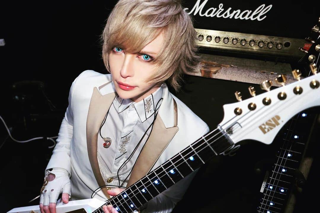 MiA のインスタグラム：「S!Nさんのサポートさせて頂きました！楽しかった！ またご一緒出来たらいいなー！⚜️🎸⚜️ ライブ前にあーす美容外科の点滴打ったらめっちゃ調子よかった！」