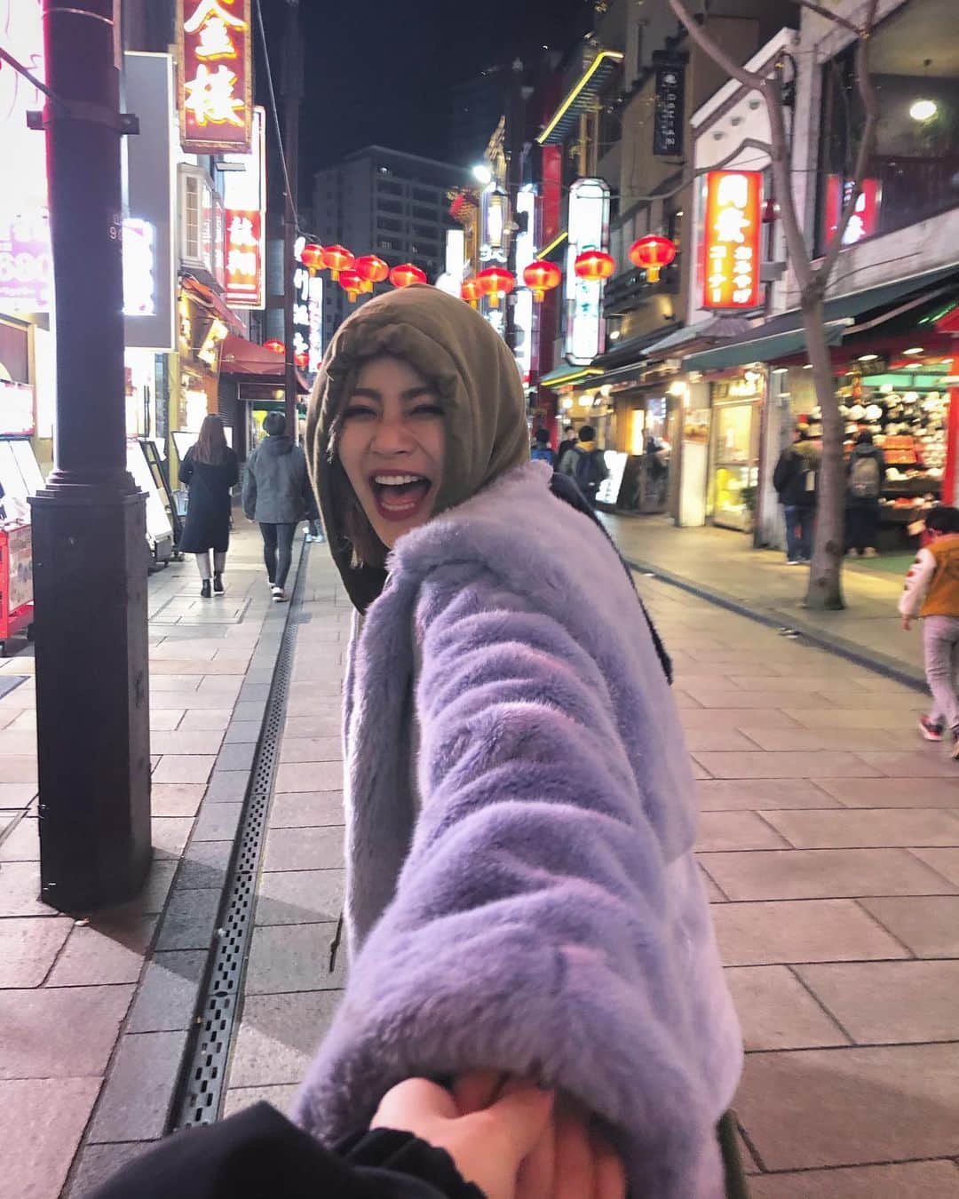 honoka のインスタグラム：「明日投稿するhonoカメラの記事書いてた。。﻿ この前みんなから募集したリクエスト﻿ 撮ってきたからみてね🙋🏻‍♀️﻿ ﻿ リクエスト多かった彼女彼氏目線を﻿ ひびきでチャレンジしてみたけど﻿ これ最高すぎるわぁ😂﻿ ほんでまたこれにいたるまでの一連の流れも﻿ めっちゃ最高なんで﻿ 数枚のっけてるからFC会員の皆さんは﻿ 要チェックです✨笑﻿ ﻿ なんか元気でるよな。この写真。笑笑  まぁ他にも色々撮ってるしお楽しみにー！」