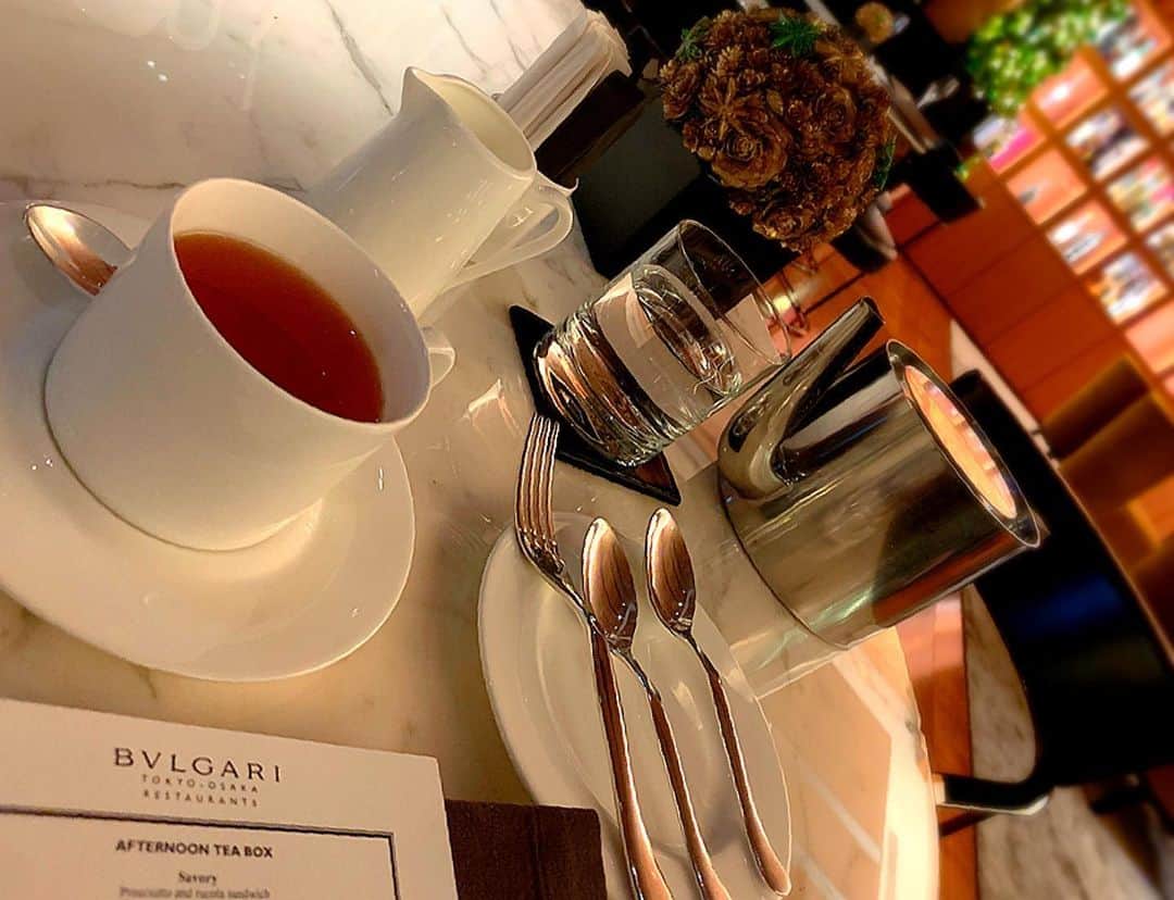 百合華さんのインスタグラム写真 - (百合華Instagram)「BVLGARI銀座タワー店10階にある『BVLGARI IL BAR』にて、アフタヌーンティータイム☕️💕 ﻿ ﻿ 大好きなBVLGARIチョコや可愛らしいミニハンバーガー🍔などが入っている、ブルガリ特製アフタヌーンティーBOXにおめめがハート😍❤️😍❤️😍 ﻿ ﻿ 量的に少し物足りなくて白トリュフのペンネを仲良くシェアしたり、安定の食いしん坊トリオな楽しい大人女子会でしたww🎶﻿ ﻿ #東京﻿ #銀座﻿ #ブルガリ﻿ #bvlgari ﻿ #bvlgaritower ﻿ #ブルガリタワー銀座 ﻿ #ブルガリイルバー ﻿ #bvlgariilbar ﻿ #アフタヌーンティー﻿ #アフタヌーンティータイム﻿ #女子会アフタヌーン﻿ #女子会﻿ #三段BOX﻿ #三段ボックス﻿ #白トリュフ﻿ #ペンネ﻿ #食いしん坊﻿ #aumoグルメ」12月5日 22時01分 - yurika.lovelily