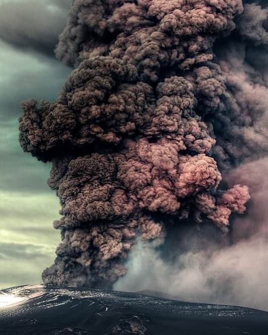 パット・マグラスさんのインスタグラム写真 - (パット・マグラスInstagram)「“Fire, smoke she is a rising / Fire, yeah smoke on the horizon / Fire, smoke she is a rising” - ‘Fire Woman’ by @officialcult ⚡⚡⚡ SUPREMELY STIMULATED by this SPECTACULAR image of a smoke cloud on a mountain ⚡⚡⚡ #patmcgrathlabs #inspiration」12月5日 22時02分 - patmcgrathreal