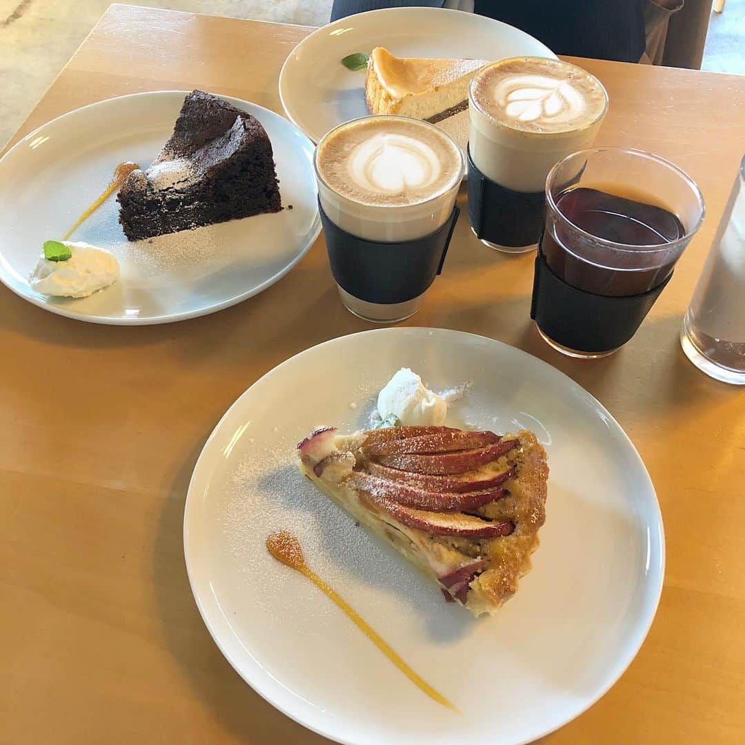 末井櫻子のインスタグラム：「． ． なんていうカフェだったかも覚えてないけど🙃笑 ． 会いたかった人たちに会えた人✌︎ ． 環境は違えど一緒に頑張ろうね！って言い合える友達がいて私は嬉しいのです🙂❤️ ． ． また会えるようにがんばる💪🏻 ． ． ． #名古屋カフェ」