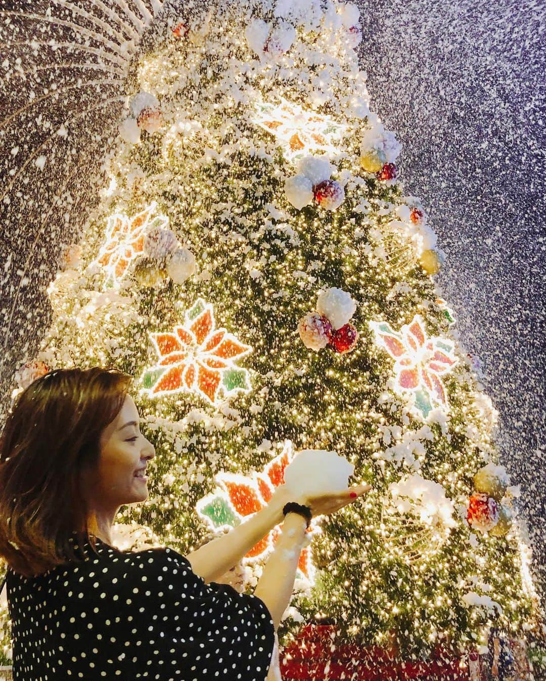 畑田亜希さんのインスタグラム写真 - (畑田亜希Instagram)「🎄☃️もう12月☃️🎄 ・ シンガポールもsnowing ❄️🎅🏼 ・ 凄い勢いで今年も終わってしまう〜🙈 ・ 今年も吹雪w ・ #2019 #sg #orchard #tanglinmall #xmas #ilumination #師走」12月5日 22時06分 - akihatada