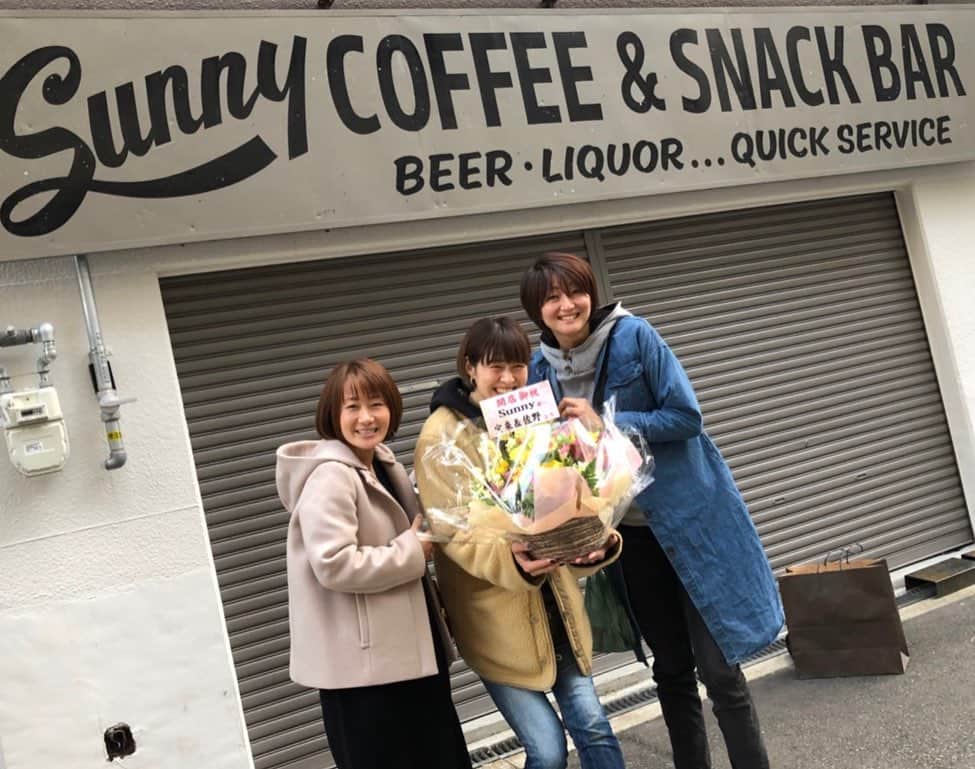 佐野優子のインスタグラム：「. やっと行けたー🙌🏻 と思ったら閉まってたぁ😂 . . @saoriiiii819  早めに来てくれてありがとう⁺◟( ᵒ̴̶̷̥́ ᵒ̴̶̷̣̥̀ )♡ . . シャッター重かったな(笑) . #sunny #sunnycafe #木村沙織  さん #宝来麻紀子 さん」