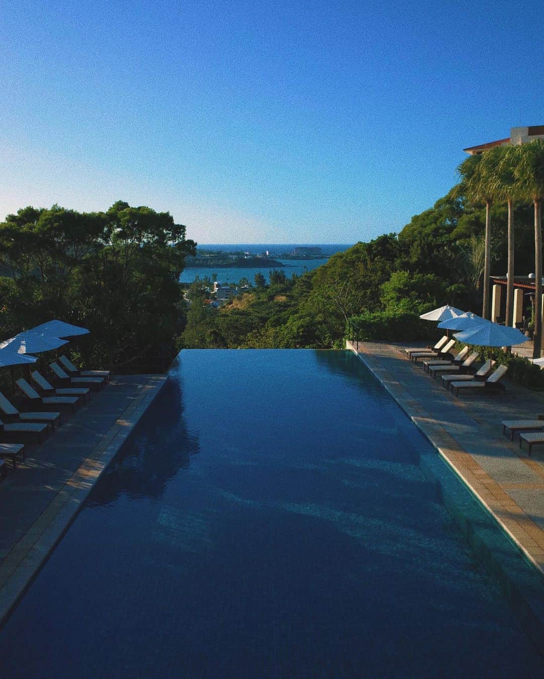 小林ようのインスタグラム：「#okinawa #japantrip #2019 #travelgram #vacances #pool #🏊‍♂️ #goodnight #小林寫眞室  #沖縄 #恩納村 #旅行 #沖縄旅行 #ジアッタテラス」