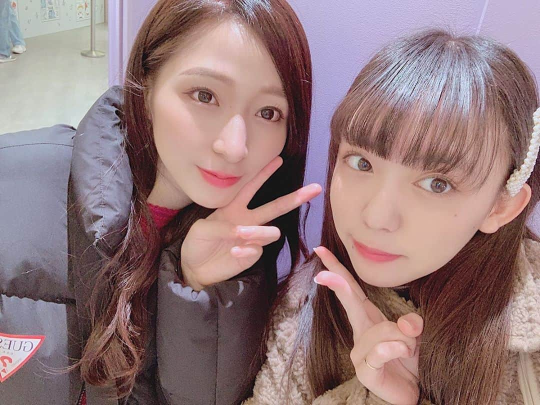 大黒柚姫さんのインスタグラム写真 - (大黒柚姫Instagram)「＊ 今日は川瀬あやめちゃんと松江ちゃん（いつめん）でモーニング娘。'19さんのライブに行ってきました💚💚💚💚💚💚💚💚💚💚💚💚 なんで毎回あんなに神なんだろうか。 可愛くてかっこよくて魅力がいっぱい😢 めちゃ声出して踊って応援してたからすごい今幸せ疲れしてる☺️ そして聞いてください！！！！ いつもは名古屋公演だったり、たまたまタイミングが合ってお仕事で東京いる時に行けたり...だったのですが 今回大黒初遠征デビューしましたーーーー✨✨✨✨✨✨ 自力で東京へ行き推しの姿を見れるなんて超幸せ... 遠征最高！！！笑 残りわずかな2019年 また素敵な思い出が増えました💚💚💚 次観に行くときはモーニング娘。'20かな⭐︎ 来年も全力で推します！！！ 今年よりもたくさん現場に行けますように。 ちなみに挨拶では「お疲れ様でした」と言うつもりが 「ありがとうございました」といういつも通りの意味わからない言葉をかけてしまいました。 来年は「可愛かったです！！！素敵でした！！！」くらい言えるようになりたいなあ . . ちなみにライブでテンアゲしすぎてグッズ装備の写真撮り忘れました🤦‍♀️ そして髪色変えました😈いえい。 #モーニング娘 さん #佐藤優樹　ちゃん　#尊い  #幸せ　#初遠征」12月5日 22時11分 - yuzuki_oguro_official