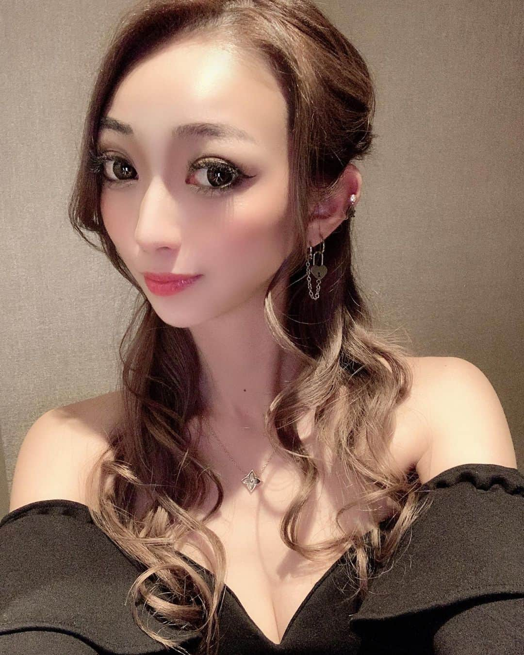 優姫ゆいなさんのインスタグラム写真 - (優姫ゆいなInstagram)「・ 忘年会も終わってあとは目が回るくらい出勤するだけの一ヶ月で今年一年おわり😂 そして毎年サンタさんはきません。 サンタさんがくるイメトレだけは欠かさないのに🙅🏼‍♀️🙅🏼‍♀️ ・ ・  #ファブリック#東京#六本木#新宿#歌舞伎町#名古屋#栄#錦#岐阜県#岐阜市#柳ヶ瀬#多治見市#キャバクラ#キャバ嬢#love#お酒#アルコール#follow#Instagram#ゆいな#優姫ゆいな#コスプレ#レイヤー」12月5日 22時12分 - yuina_az