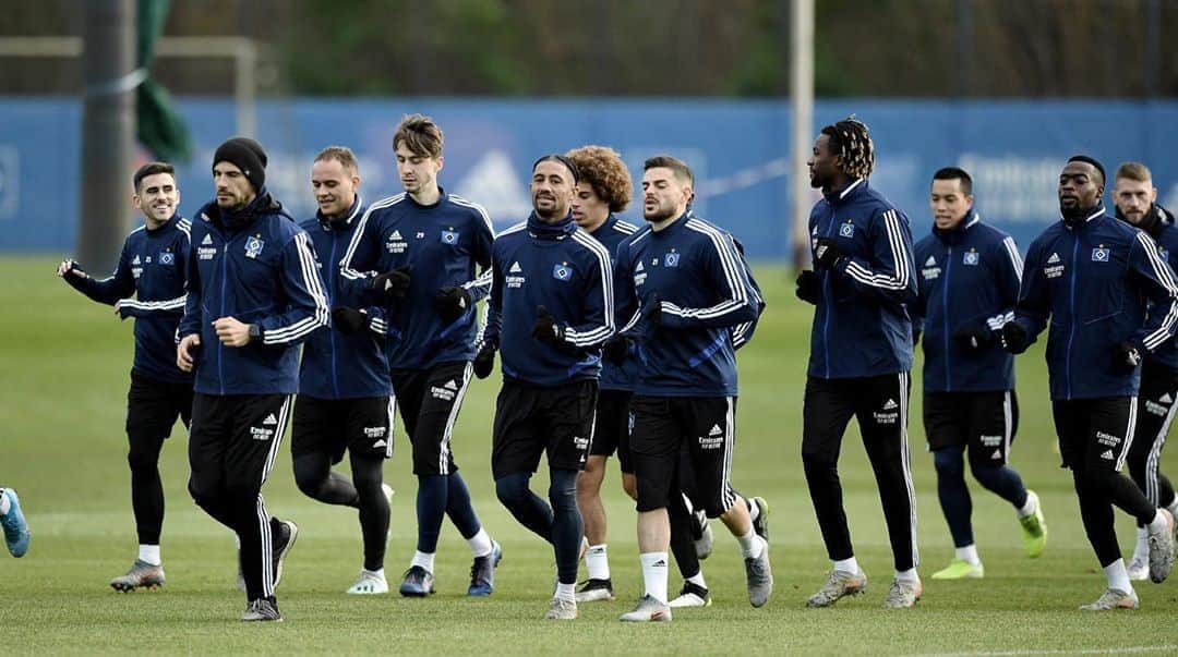 ハイロ・サンペリオのインスタグラム：「💭Quote of the day: "You can't put a limit to anything. The more you dream, the farther you get" (Michael Phelps) .  Unified team! 💪🏽 @hsv #BeXtreme」