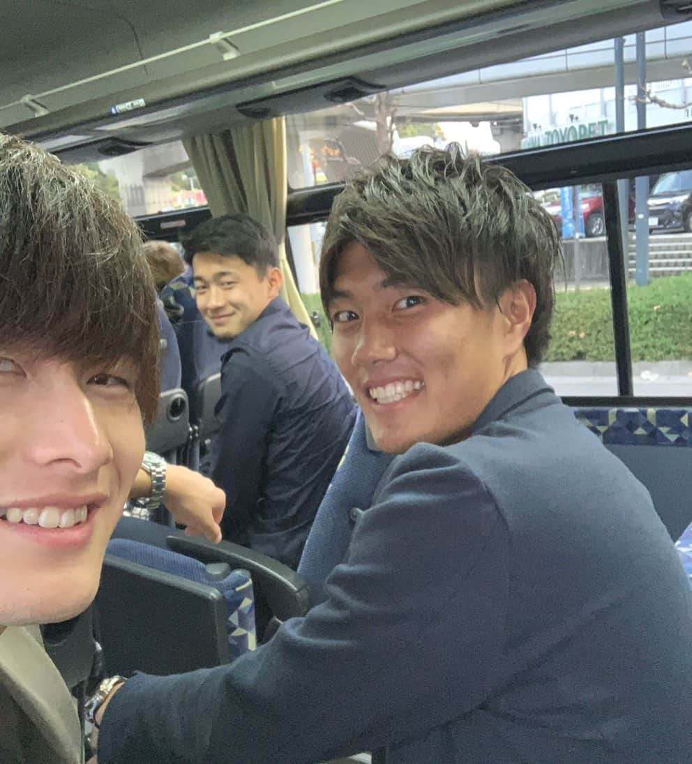 橋岡大樹のインスタグラム：「遠征恒例の航基君とのツーショットと思ったら後ろに、、、 #小川航基 #菅原由勢 #橋岡大樹  #恒例のツーショット #と思いきや #後ろから写り込んでくるヤツ」
