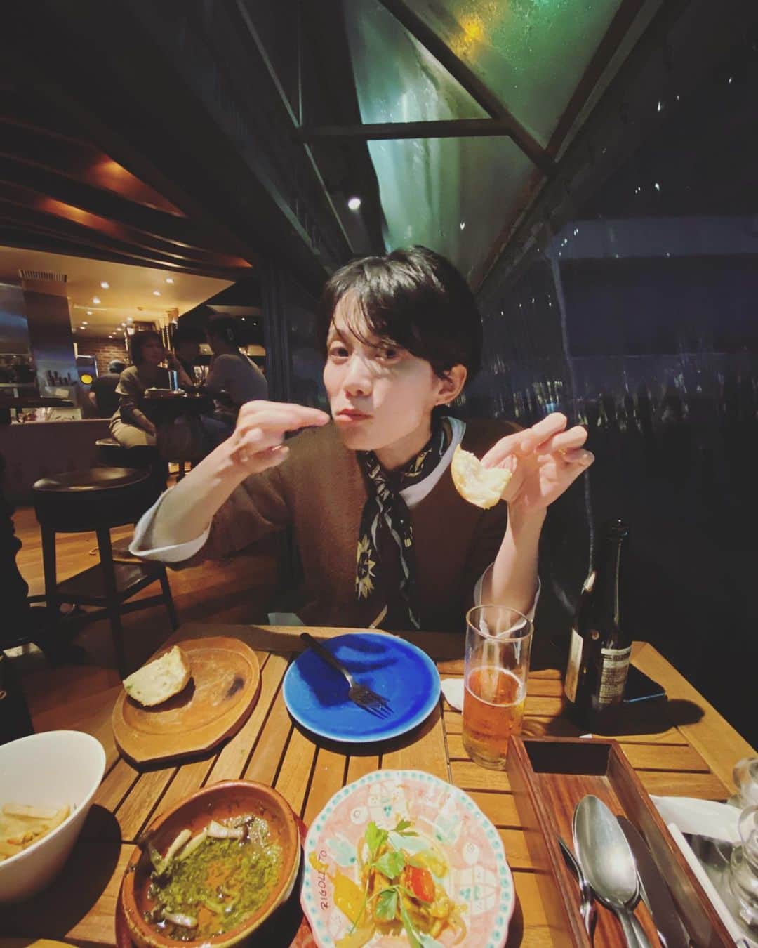 平山奈美のインスタグラム：「🌚🍻🌝 p/  @_miya_2 .  #乾杯 #男の子ママ #ママコーデ #ユニクロ #プチプラ #母ちゃん #ショート #ハンサムショート #思い出 #育児日記 #赤ちゃんのいる暮らし #新米ママ #リフレッシュ #弾丸トーク #外食 #ノンアルコールビール #11pro #カメラ」