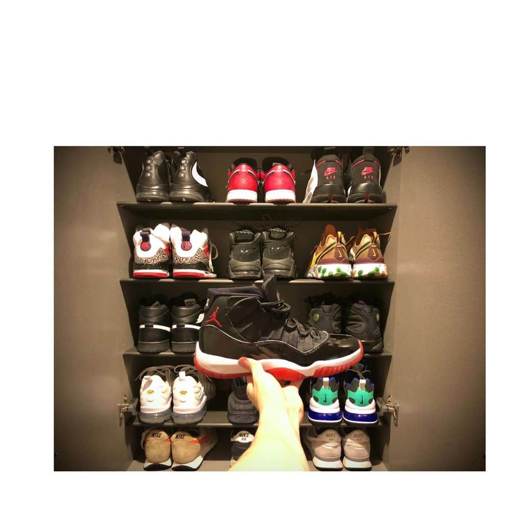 ベンドラメ礼生のインスタグラム：「2019.12.05 . . 『 普段よく履く靴 × 新入り 』 . . #aj11 #bred #靴箱 #nike #airjordan #jumpman」