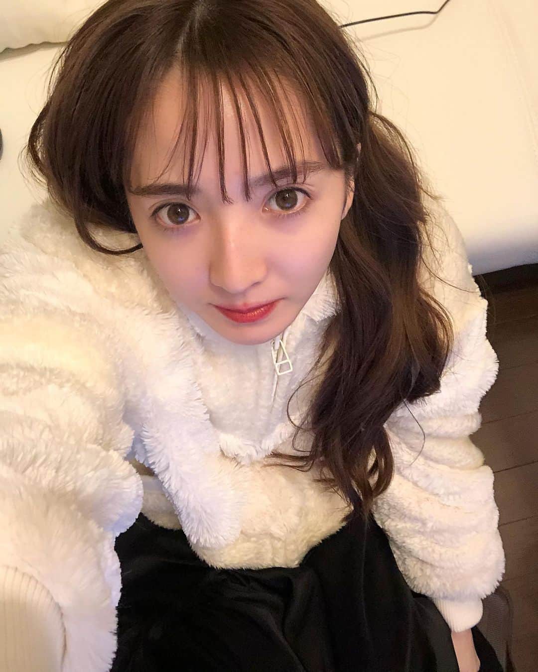 平木愛美のインスタグラム：「本日もお撮影と打ち合わせと、おつかれさまでした☺︎ いつかのただいまのselfie💫 リップもおちて前髪もわれて、くたくた🚀笑 あしたもがんばーろー💞 #前髪につむじ生えぐせあってわれがち」