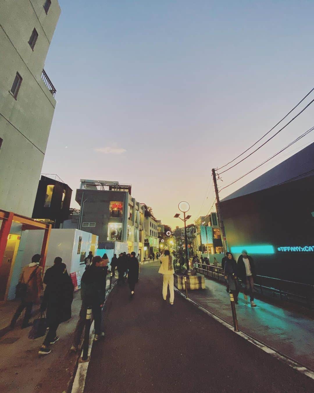 石川龍のインスタグラム：「#キャットストリート 🐈 #夕暮れ 🌆」