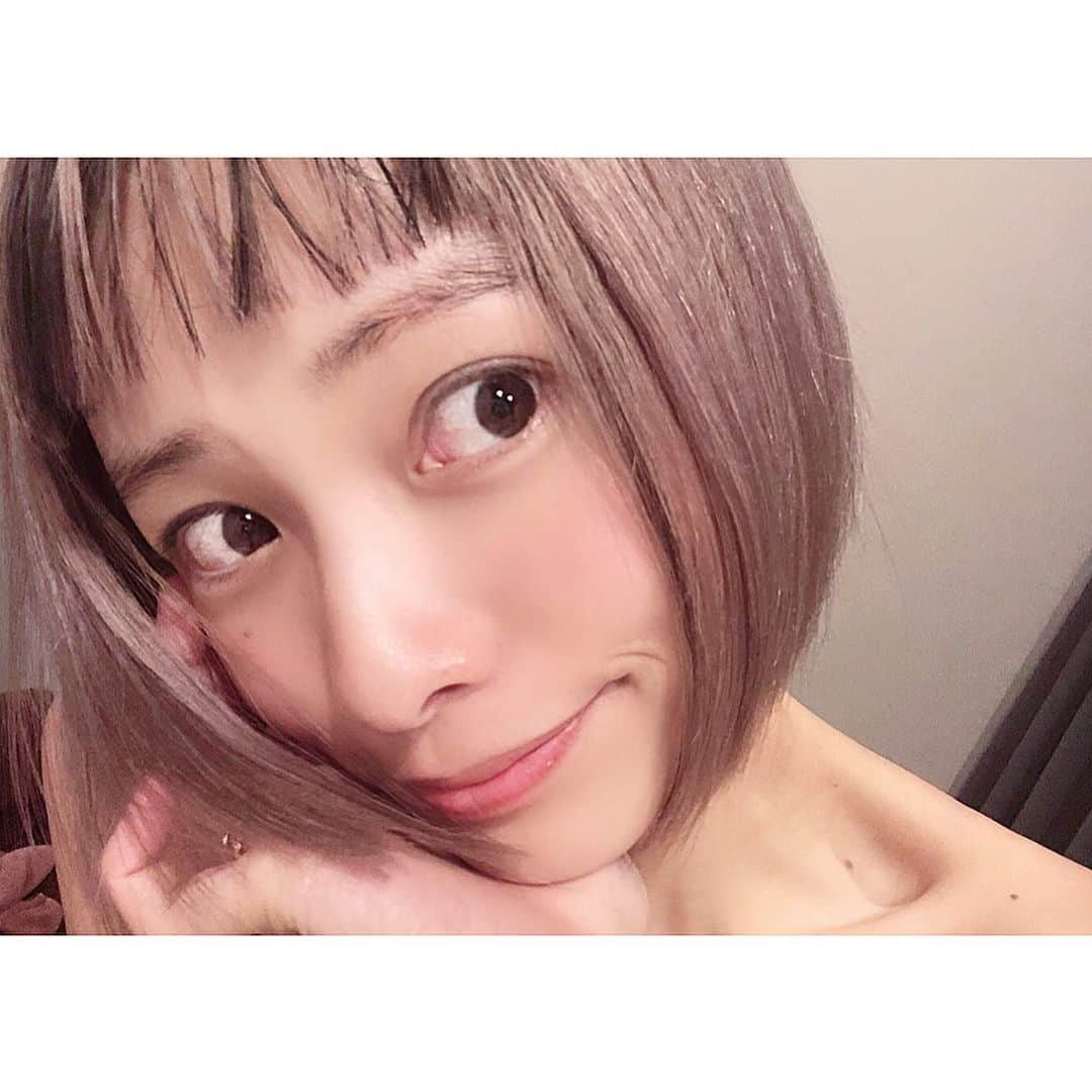 小泉梓さんのインスタグラム写真 - (小泉梓Instagram)「ちょっと久々のMiel。  今日はボディのゴリゴリとEMSからのフェイシャルとデコルテのコルギでスペシャルプラン。  最高に幸せな一時。  エレクトロポレーションで美容液を肌の奥に浸透させてもらったから、乾燥してたのにぷるぷるでトーンアップしたよ。  施術中は、こちびも安心して預けておける優しい優しいスタッフさんたちがいるから、ママさん達にも嬉しいサロン。  そしてなんとなんと、今月中に体験のお値段が6800円から5800円で受けられるみたいだから、みんな体験予約急いだ方がいいよーっ。  #salonmiel #miel #salon #beauty #エステ　#痩身 #フェイシャル #コルギ #マッサージ #子連れok  #癒し #すっぴん #美肌 #肌ケア #毛穴ケア #体重公開 #また痩せてしまった #だから最近肉ばっかりたべたくなっちゃうのかな #ストレスかな #いっぱい食べよう #美味しいものが食べたい」12月5日 22時33分 - azusan111