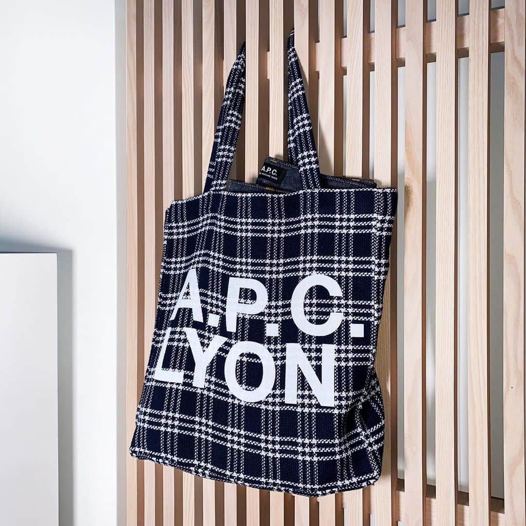 アーペーセーさんのインスタグラム写真 - (アーペーセーInstagram)「To celebrate its opening, come by the new A.P.C. Lyon store and get a free, one-of-a-kind A.P.C. Lyon tote bag with any purchase (no minimum requirement, while supplies last). This bag is made from fabric recycled from our past collections.  Address : 6, RUE GASPARIN, 69002 LYON  #APC #Lyon #StepByStep #APCtotebag」12月5日 22時40分 - apc_paris