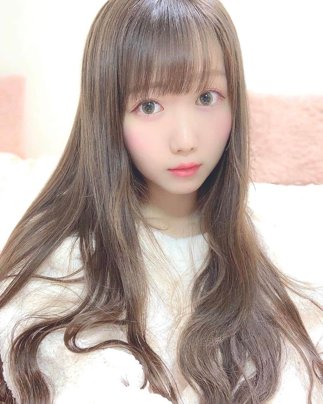 大谷映美里さんのインスタグラム写真 - (大谷映美里Instagram)「👁🌱👁🌱 ㅤㅤㅤㅤㅤㅤㅤㅤㅤㅤㅤㅤㅤ #トパーズ のカラコンが可愛すぎたのでレポ♡ ㅤㅤㅤㅤㅤㅤㅤㅤㅤㅤㅤㅤㅤ 1枚目の写真はPeridot 🧚🏻‍♀️ さりげないグリーン！綺麗！！ 淡いピンク色のメイクと合わせました💅🏻 海外の女の子みたいになれてテンションあがる…👱🏻‍♀️💓 ㅤㅤㅤㅤㅤㅤㅤㅤㅤㅤㅤㅤㅤ 2枚目の写真はOpal 🧸 色素薄めで儚い女の子になれた気になります。/// コーラルメイクと合わせると透明感が増しますね… オパール、個人的にどたいぷです！👶🏻🍼 ㅤㅤㅤㅤㅤㅤㅤㅤㅤㅤㅤㅤㅤ トパーズを付けて握手会にいらっしゃる方も多くて、 あっ指原さんのカラコンだ可愛い！ってなります🥺✨ 実は私の母もいつの間にか買っていて愛用中…💕 ㅤㅤㅤㅤㅤㅤㅤㅤㅤㅤㅤㅤㅤ #TOPARDS #カラコン」12月5日 22時40分 - otani_emiri