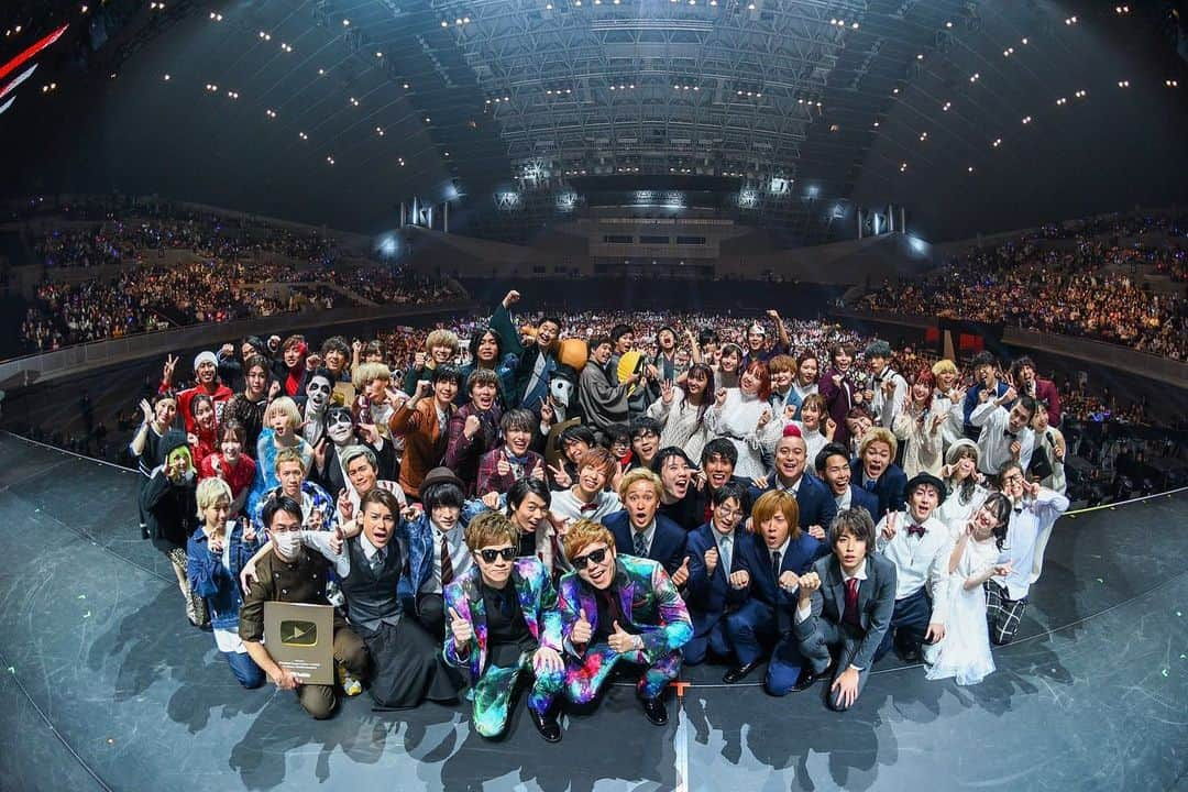 としみつさんのインスタグラム写真 - (としみつInstagram)「YTFF2019  今年も出演させてもらえました！ありがとうございます。  初めて出演させてもらった4年前に比べると本当にクリエイターが増えたなぁと感じます。  その中で、あの頃から切磋琢磨してきた同世代のクリエイター達と今もこうして一緒にステージに上がれることが本当に嬉しいです。  まだまだ他に負けないようにがんばります！  #ytff2019」12月5日 22時52分 - toshimitsu_tokaionair