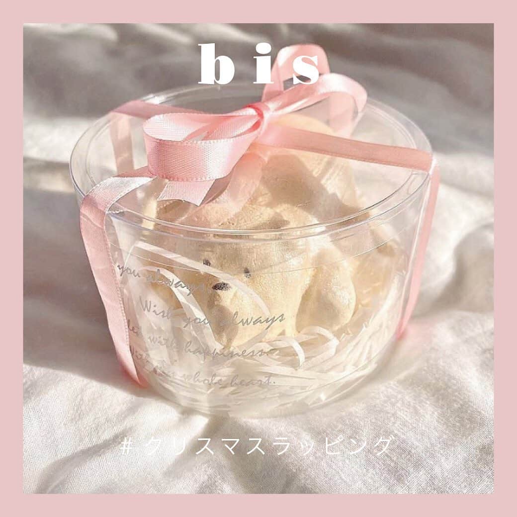のインスタグラム：「.﻿ 🎁﻿ ﻿ ﻿ 🎄クリスマスギフトラッピング 🎁﻿ ﻿ ﻿ 友達や彼、お世話になった人に贈る大切なプレゼント❤︎﻿ 心を込めてひとつひとつラッピングして想いを伝えて✨クリスマスらしい包装紙やリボン、カードを添えて自分らしいラッピングを楽しんでね🎄﻿ ﻿ スワイプしてみんなのラッピングアイディアをチェック✨﻿ ﻿ ﻿ ﻿ #クリスマス #クリスマスギフト #クリスマスギフトラッピング #クリスマスプレゼント #クリスマスボックス #ラッピングアイディア #メッセージカード #bis_web」