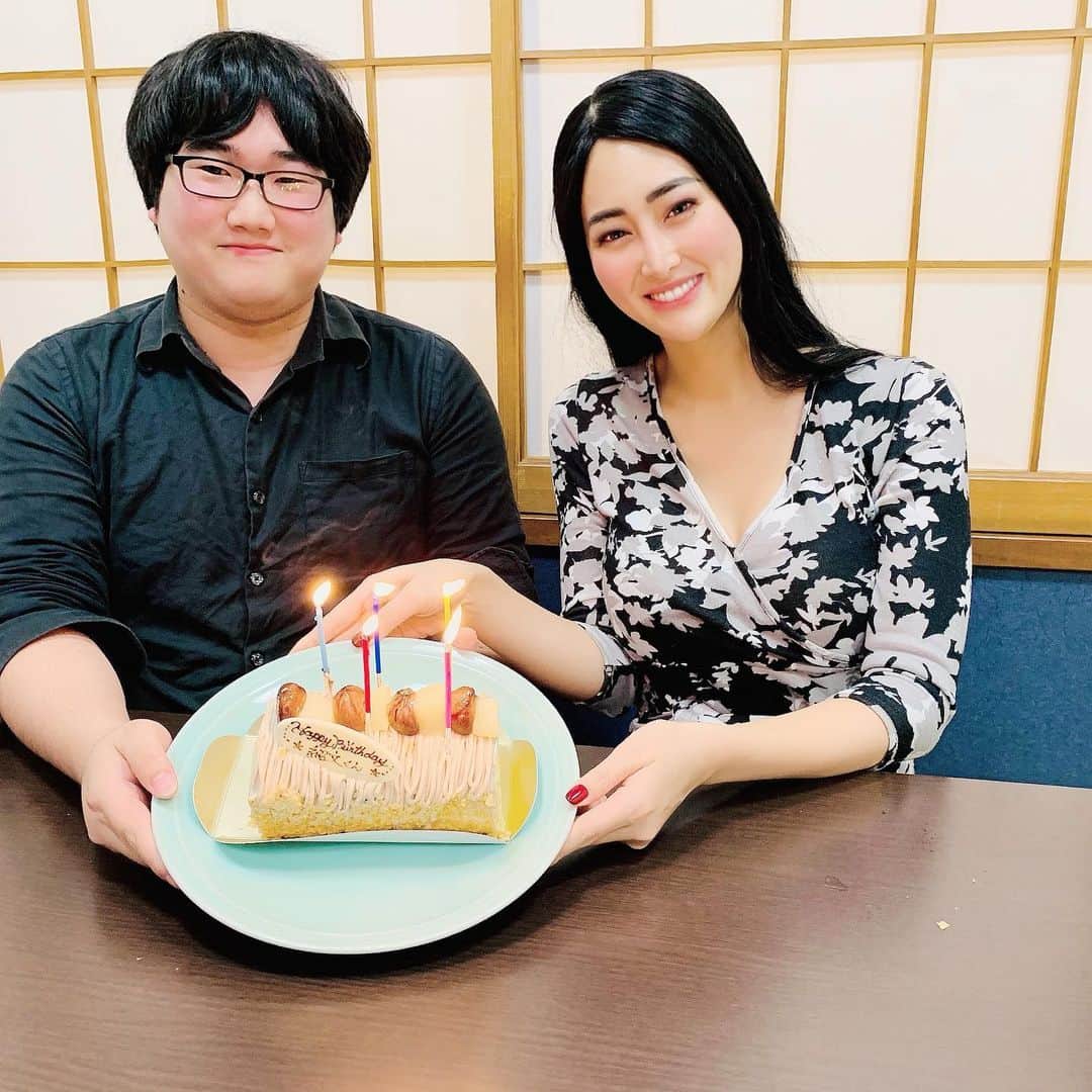 筒井菜月のインスタグラム：「【お誕生日はカニでお祝い🦀】 24歳になった弟のお誕生日をお祝い✨  VRやARなど、お姉ちゃんは全く詳しくない分野に精通する弟と接するとDNAの不思議さを実感しました（笑）  優しく、仕事熱心で、ユーモアのある若者に育ってくれて嬉しいよ😂  普段23時くらいまで会社で自主的に働いてるそうですが、誕生日は私との19時半の約束に間に合わせるべく超効率的に仕事を片付けたそうです✨ 『仕事を効率良く行う方法を考えられたのが、一番の誕生日プレゼントだった』と言ってくれて姉冥利につきました☺️ #パソナグループprアンバサダー  #パソナグループ #御食国 #pasona #パソナ#誕生日 #happybirthday #brother #開運道アドバイザー #筒井菜月 #family #家族」