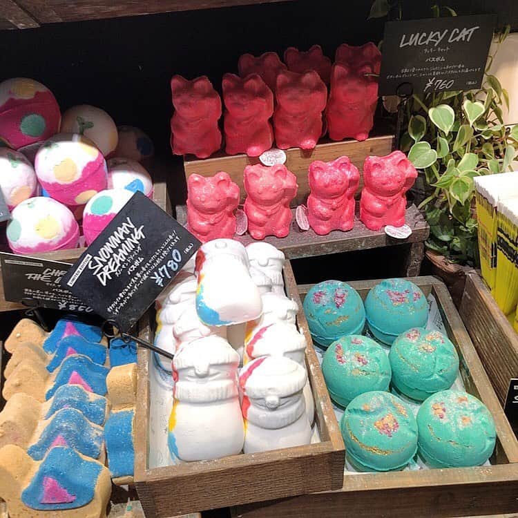 長江愛美さんのインスタグラム写真 - (長江愛美Instagram)「LUSH🧼 わくわくするから大好き❤ ここのお店に入った時の香り最高💕  #lush #soap #bath #bathbomb #organic #natural #colorful」12月5日 22時49分 - manamin.512