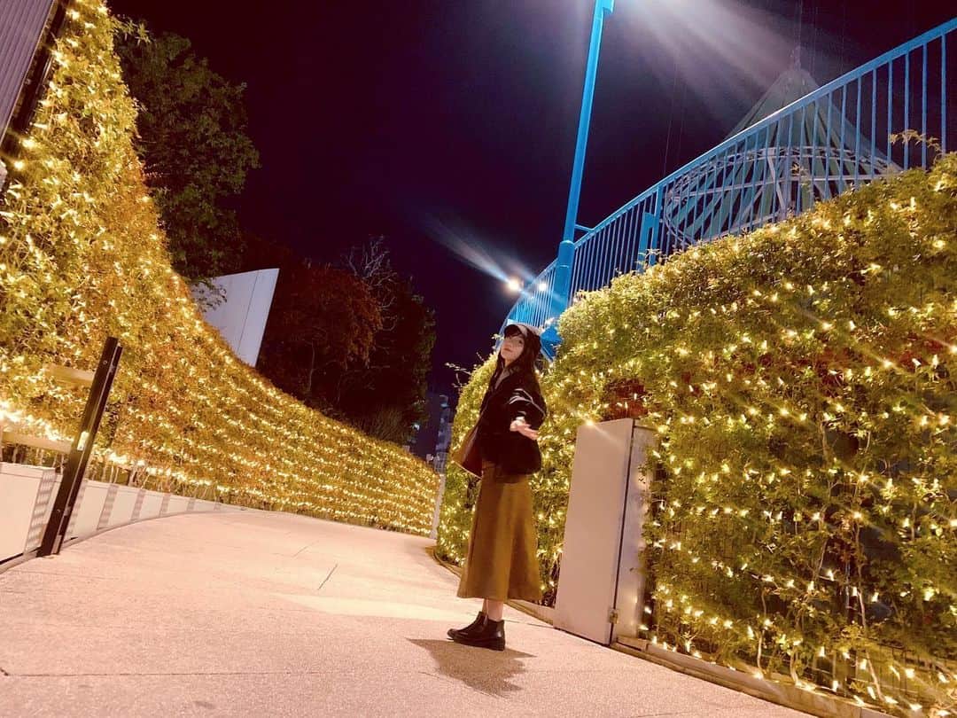 秋山ゆずきのインスタグラム：「. . イルミネーション！ きらきら光る夜空の星よ  街中にきらきらがいっぱいで 楽しいですね！ 週末寒くなるなんて！  最近ね、久しぶりに かりんとうを食べたんですよ 美味しかったです！  それだけ！  #イルミネーション #かりんとう #necodesign」