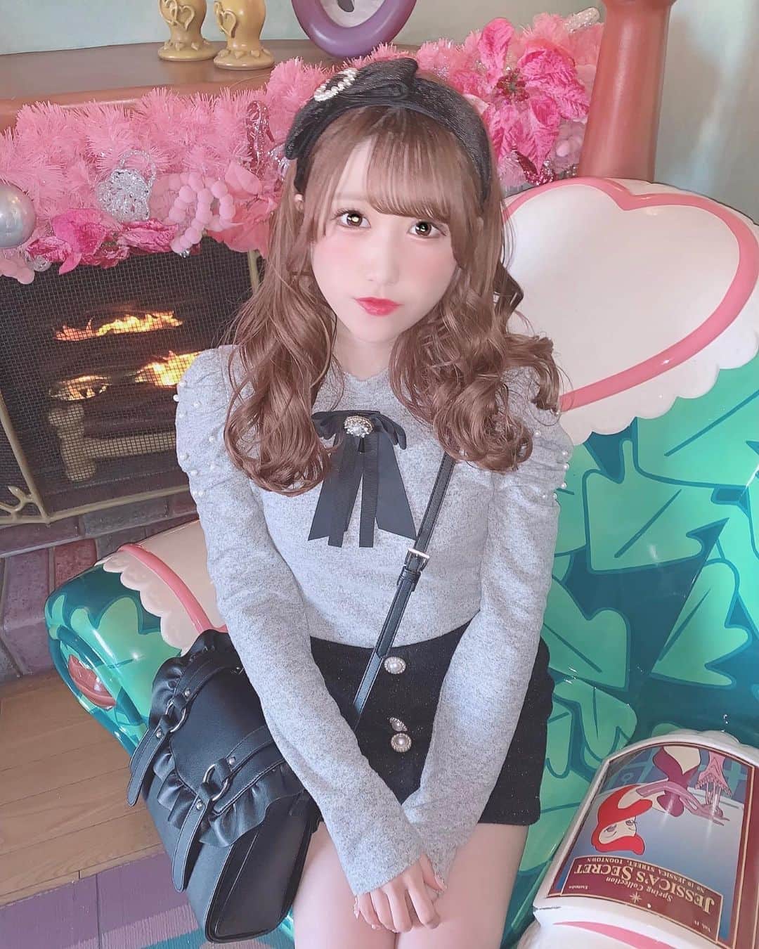 田口未彩のインスタグラム：「🎀 . . 1枚めちょっとぶれてる、、！ . 今日のコーデ🎀🎀 ZARAで見つけたトップス 肩がふわってしててパールついてて かわいすぎてお気に入り🥺 黒のリボンつけてみたんだけどどうかなー？？ . トップス ( @zara ) スカート ( @tittyandco_com ) バック ( @eatme_japan ) カチューシャ ( @swankiss_official ) . . . #ディズニー #ディズニーランド #新作カチューシャ #tdl #tds #ディズニーシー  #ディズニーカチューシャ  #クリスマスコーデ #ピンクコーデ #クリスマスデートコーデ #冬服 #クリスマスディズニー #ディズニークリスマス #クリスマスカチューシャ  #量産型女子 #量産型 #量産型コーデ #冬メイク #ピンク加工 #デートコーデ #クリスマスメイク」