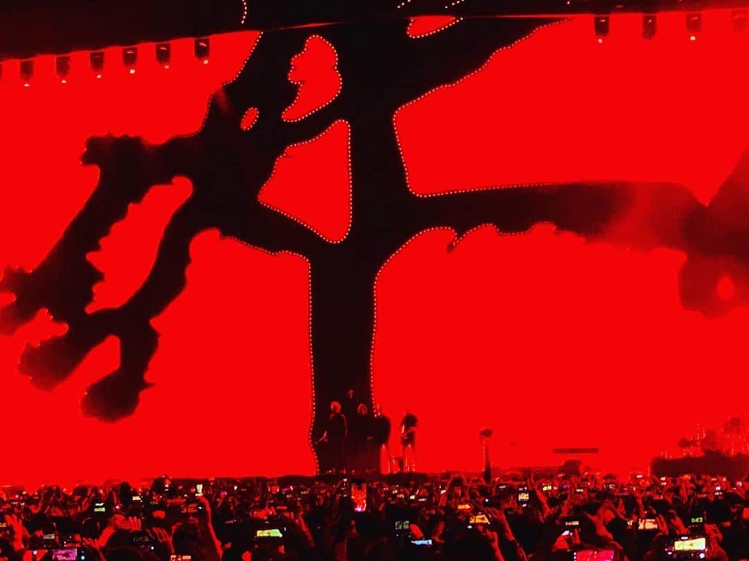 のインスタグラム：「U2、素晴らしかった。『ヨシュア・トゥリー』の完全再現を含むスペシャルセットで感動的なステージ。13年振りに観たけど変わらずまだ戦っていて格好良かった。尖っていた。昨夜とセトリも変わってましたね。『アクトン・ベイビー』の再現もやって欲しいな。  #u2 #u2thejoshuatreetour2019 #さいたまスーパーアリーナ #japan #tokyo」