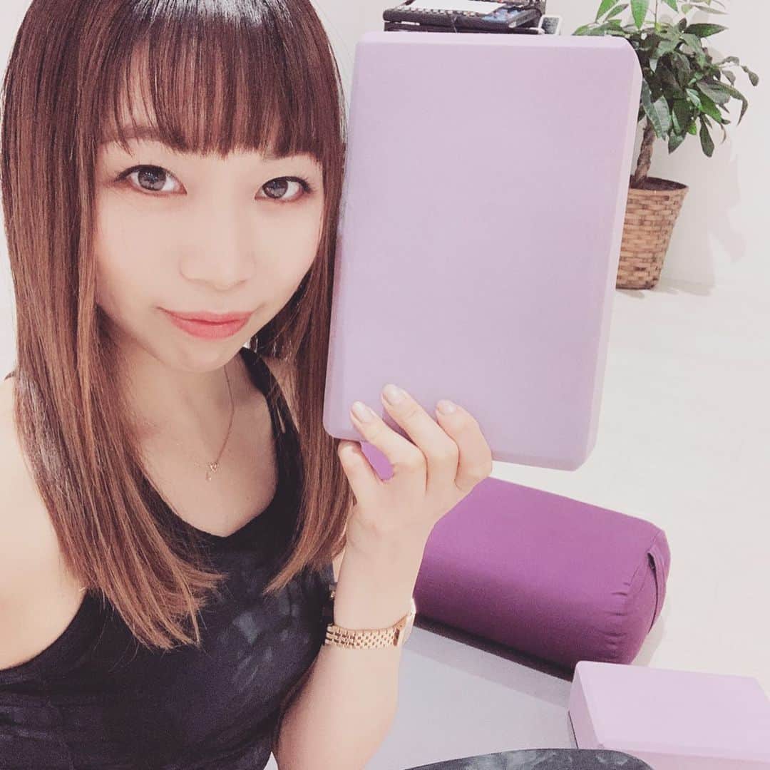 三ツ井裕美さんのインスタグラム写真 - (三ツ井裕美Instagram)「今日の小顔フェイシャルヨガのレッスンは顔トレ要素を多めにしたので頬に良い感じの疲労感を感じています😌 ・ 今日は上下セットのヨガウェアで🧘‍♀️ ・ 生地はしっかりしているのに伸縮性が高く、着心地がとても良いです。 ・ ・ ・ MIZUNOさんのウェアを身につけて、ミズノトレーニング公式Instagramをフォロー&《 #ミズノトレーニング 》《 #ミズノコーデ 》と付けて投稿する事でキャンペーンに参加できます。 ・ 抽選で豪華な賞品が当たるそうです！ ・ 期間▶︎12/1〜12/31 ・ ・ @mizuno_training_jp  #ミズノトレーニング  #ミズノコーデ #tsutayaconditioning  #tsutayaconditioningミズノ #桜新町 #yoga  #小顔フェイシャルヨガ」12月5日 22時54分 - hiromi__km