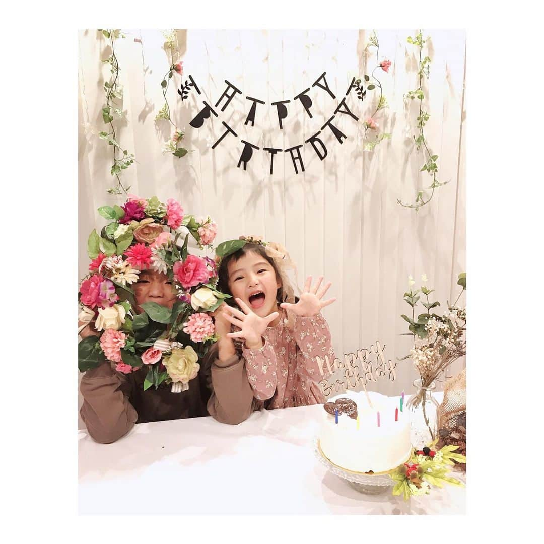 ♡KAO♡さんのインスタグラム写真 - (♡KAO♡Instagram)「🎂 ： ： -2019.12.5- ♡RIN♡ HAPPY 6th BIRTH DAY🎂 ： ： 片手じゃ数えられなくなった６歳 まだまだ甘えん坊なおりんがもぅ６歳 ４月からは小学生だなんて😭 嬉しいやら、寂しいやら、、、 今日はママは朝から色んな気持ちになったよ こんな気持ちを教えてくれたのは 2人がママにしてくれたからだね😭 生まれてきてくれて ありがとう❤️ 元気に成長してくれて ありがとう❤️ ： ： 子供たちに 『パパとママは何で結婚したの？』って 聞かれたら、 『あなた達に会う為に決まってる！！』って 2人で声を揃えて言える❤️ あなた達は私達の宝物です✨ ： ： 今日はずっと笑ってたおりん❤️ それを見て幸せいっぱいになった♡♡♡ その笑顔を守る為、 これからもパパとママは イーッパイ愛を注ぐよ❤️❤️ 何も心配せず、 そのまま素直に大きくなーれ✨ ： ： ６歳のお誕生日 おめでとう🎂 ： ： ： ： ： ： ： #6歳 #誕生日 #happybirthday #birthday #バースデーフォト #誕生日会  #ママリ #ママリなかよしきょうだい #locari #キッズコーデ #キッズファッション #mamagirl  #親バカ #ig_oyabakabu #親バカ部 #兄妹ママ #息子 #9歳 #男の子 #娘 #6歳 #女の子 #インスタキッズ #ig_kids  #mamanokoカメラ部 #ママカメラ #ママカメラ部」12月5日 22時54分 - o0.don_tama.0o