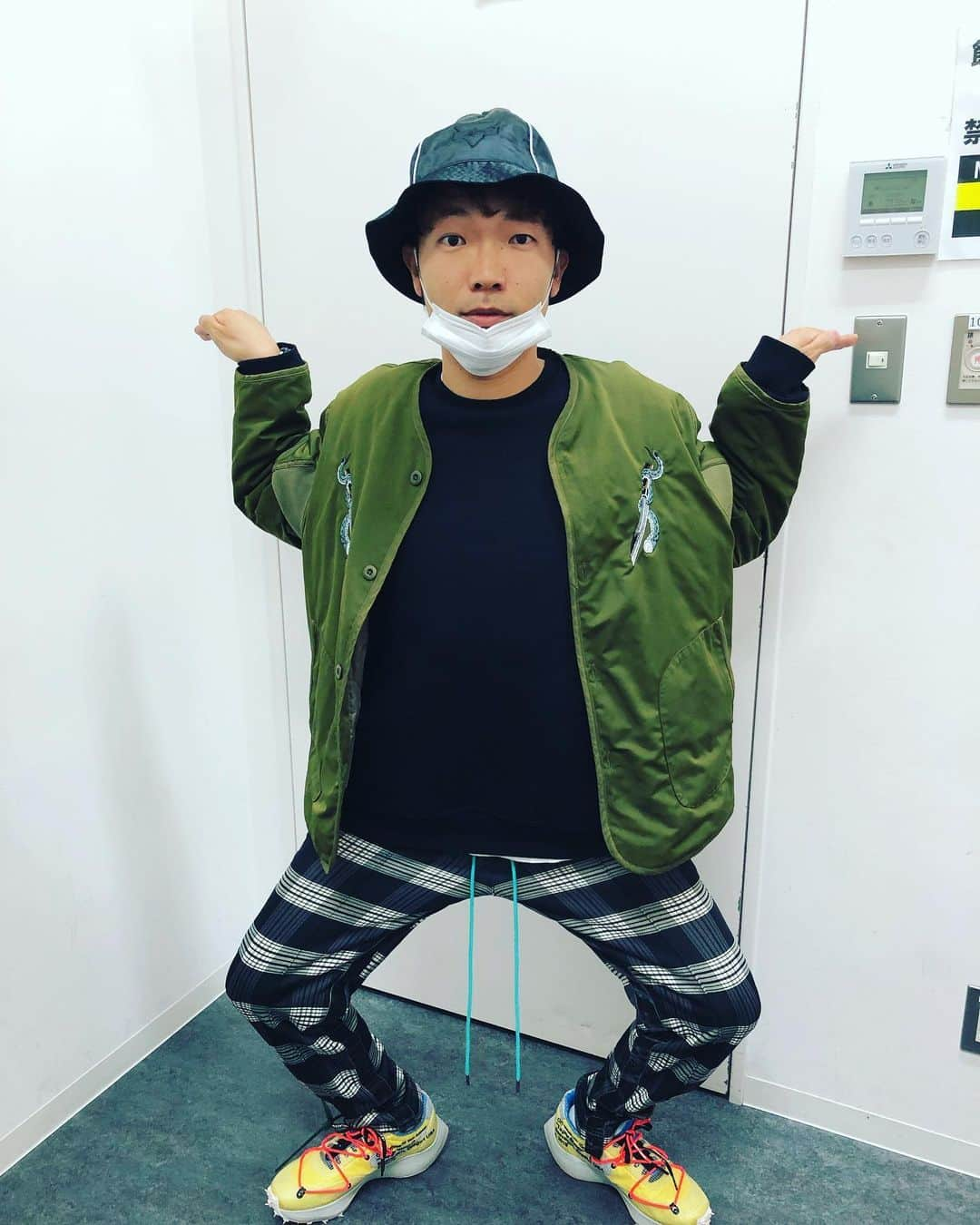 秋山賢太さんのインスタグラム写真 - (秋山賢太Instagram)「山名くんの山名スマッシュていうポーズギャグがあるんですけど、その横でこれをすると自分から作ったポーズなんですが、え？、ん？、え？、おもんない。 まじで。写真撮るって大事なんですね。 客観的にみれました。  #山名スマッシュ #横でこれするわって #意気揚々と #おもんない #自分らのトークライブでやっと出来ました #って発表してたな #クソが」12月5日 22時55分 - akiyama.0624