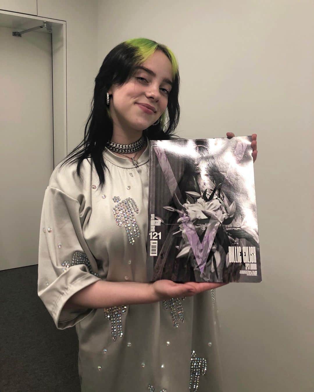 V Magazineさんのインスタグラム写真 - (V MagazineInstagram)「Last night, #V121 cover star @billieeilish was honored at the inaugural Apple Music Awards. The singer/songwriter was christened Artist of the Year, Songwriter of the year alongside @finneas, and received recognition for Best Album Of the Year. V love you, Billie 💚 — Celebrate the monumental moment by revisiting her performances in IG Stories and order your very own copy of V’s Anniversary Issue, shot by @inezandvinoodh and styled by @alexwhiteedits, at the link in bio 🔮 — #V」12月5日 22時56分 - vmagazine