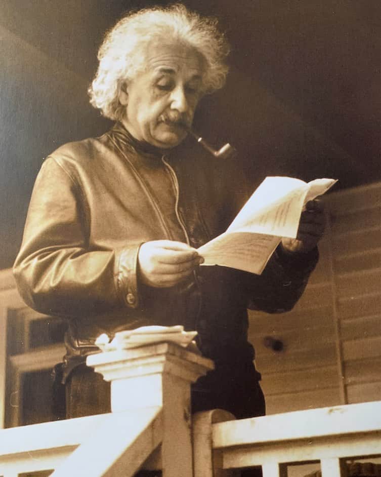 アルベルト・アインシュタインさんのインスタグラム写真 - (アルベルト・アインシュタインInstagram)「#ThrowbackThursday: Einstein rocking the cool leather jacket in this photo from the late 1930s in Princeton.」12月5日 23時03分 - alberteinstein