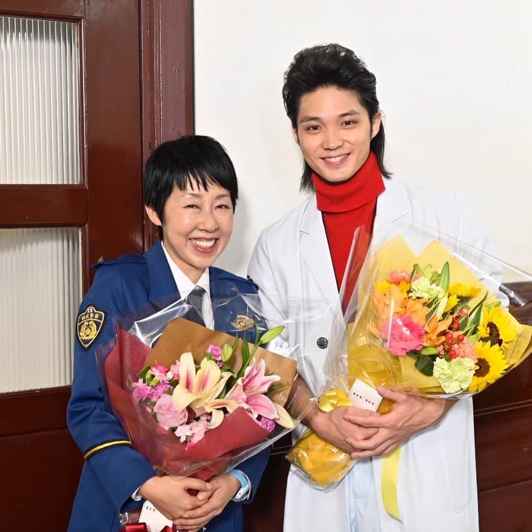 【テレ朝公式】時効警察はじめましたのインスタグラム：「#時効警察はじめました 最終回まであと1日。  本日は、又来役 #ふせえり さん、康知役 #磯村勇斗 さんの、親子でのクランクアップ写真を公開です。  まるで本物の親子のように、息ぴったりなかけあい！ ケンカをしながらも、素敵な親子関係を見せてくださいました。  時効警察に欠かせない存在感です✨ ありがとうございました！」