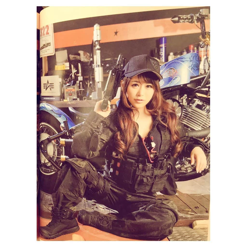 のインスタグラム：「. . .🌈Motorcycle magazine🌈 . . 懐かしいバイク雑誌が出てきたああああ💜 . . @ucc_aida さんの バイクと撮影させて頂いた時の一枚💕(●´ω｀●) . . この御縁がキッカケで私の欲望を詰め込んだ ワガママ言い放題の . . 夢サイドカーをつくってもらうことに💕 .  感慨深い(((o(*ﾟ▽ﾟ*)o)))♡💜 . . ちなみにそのサイドカーはこちら @picciolina . . . . . 🖤🖤🖤🖤🖤🖤🖤🖤🖤🖤🖤🖤🖤🖤🖤🖤 🖤🖤🖤🖤 . . . 🌈ぴっちょりーな☆への仕事依頼🌈は株式会社ハローまで . . 🌈ぴっちょりーなYouTubeチャンネル🌈 週一💕配信中〜 . . 🌈ぴっちょりーなバイクアカウント🌈 @picciolina . . 🖤🖤🖤🖤PICCIOLINA☆SCHEDULE🖤🖤🖤🖤 . ■🔫ゲスト出演🔫サバゲーイベント■ 1月5日(木) 1周年記念イベント@H.E.A.D.S川越 . . . . 🖤🖤🖤🖤🖤🖤🖤🖤🖤🖤🖤🖤🖤🖤🖤🖤🖤 🖤 #ピースコンバット #アームズマガジン #airsofter#airsofters#airsoftgun#airsoftguns#ぴっちょりーな #piccholina #airguns#airgun#airsofterphoto#airsofting#airsoftwar#airsoftworld#airsoftjapan#airsoftgirl#girlswithguns#airsoft#サバゲー#サバゲー女子#military」