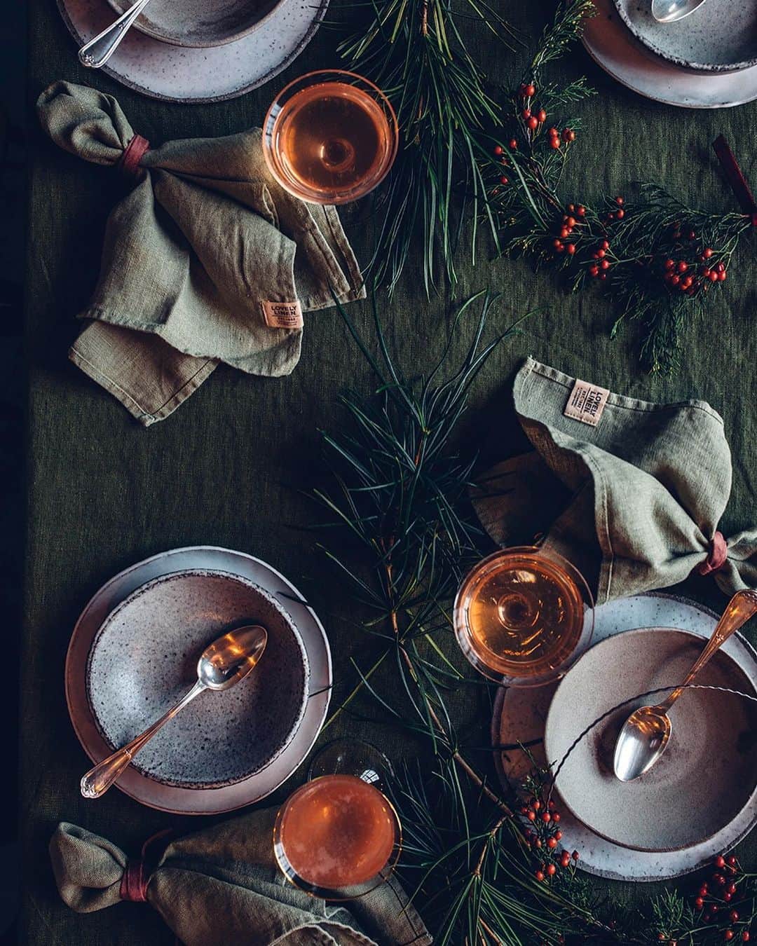 Our Food Storiesさんのインスタグラム写真 - (Our Food StoriesInstagram)「A little inspiration for your Christmas dinner table ✨ And only a few days left to win these beautiful linen products on the blog, link is in profile. Have a lovely day guys! #ourfoodstoriesstudio  ____ #lovelylinen #linentablecloth #christmasdecorating #christmasdecor #christmastable #tablesetting #tabledecor #vogueliving #fellowmag #huffposttaste #foodphotographer #foodstylist #germanfoodblogger #tabledecorations #onthetable」12月5日 23時08分 - _foodstories_