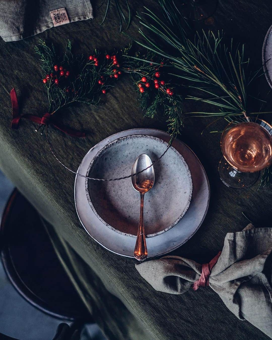 Our Food Storiesさんのインスタグラム写真 - (Our Food StoriesInstagram)「A little inspiration for your Christmas dinner table ✨ And only a few days left to win these beautiful linen products on the blog, link is in profile. Have a lovely day guys! #ourfoodstoriesstudio  ____ #lovelylinen #linentablecloth #christmasdecorating #christmasdecor #christmastable #tablesetting #tabledecor #vogueliving #fellowmag #huffposttaste #foodphotographer #foodstylist #germanfoodblogger #tabledecorations #onthetable」12月5日 23時08分 - _foodstories_